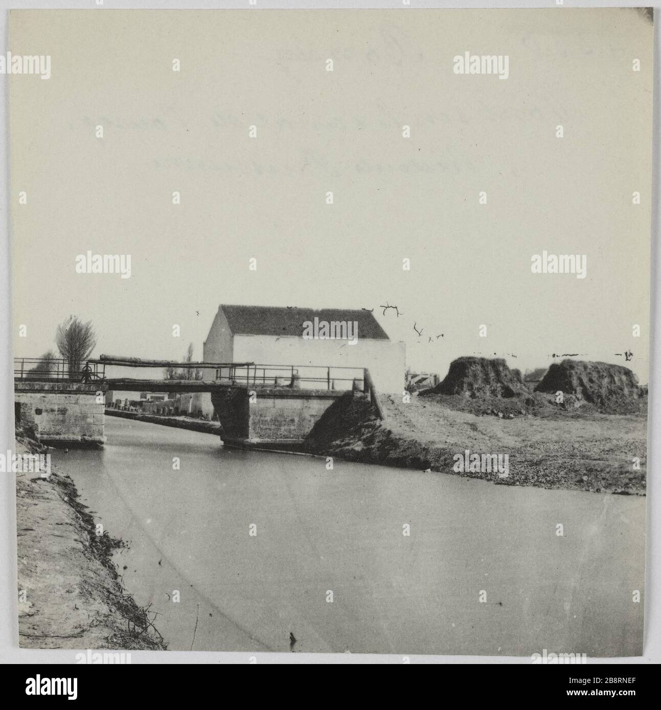 Bondy/Brücke über den Kanal Ourcq/Prußische Zweifel. Preussische Zweifel an der Brücke über den Kanal Ourcq, Bondy. La Commune de Paris. Redoute prussienne sur le pont sur le Canal de l'Ourcq. Bondy (Seine-Saint-Denis). Photographie d'Hippolyte Blancard (1843-1924). Tirage au platine (recto). 1870-1871. Paris, musée Carnavalet. Stockfoto
