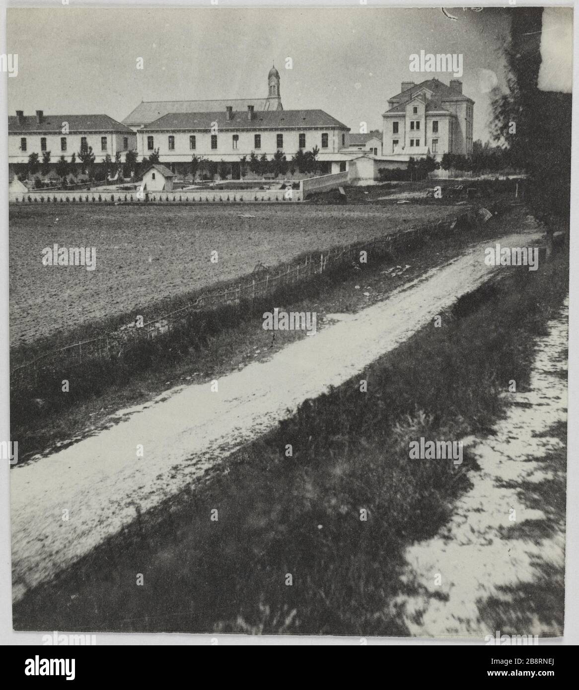 Stadt Evrard. Außenansicht des Krankenhauses der Stadt Evrard, Neuilly-sur-Marne. La Commune de Paris. Vue extérieure de l'hôpital de ville-Evrard. Neuilly-sur-Marne (Seine-Saint-Denis). Photographie d'Hippolyte Blancard (1843-1924). Tirage au platine (recto). 1870-1871. Paris, musée Carnavalet. Stockfoto