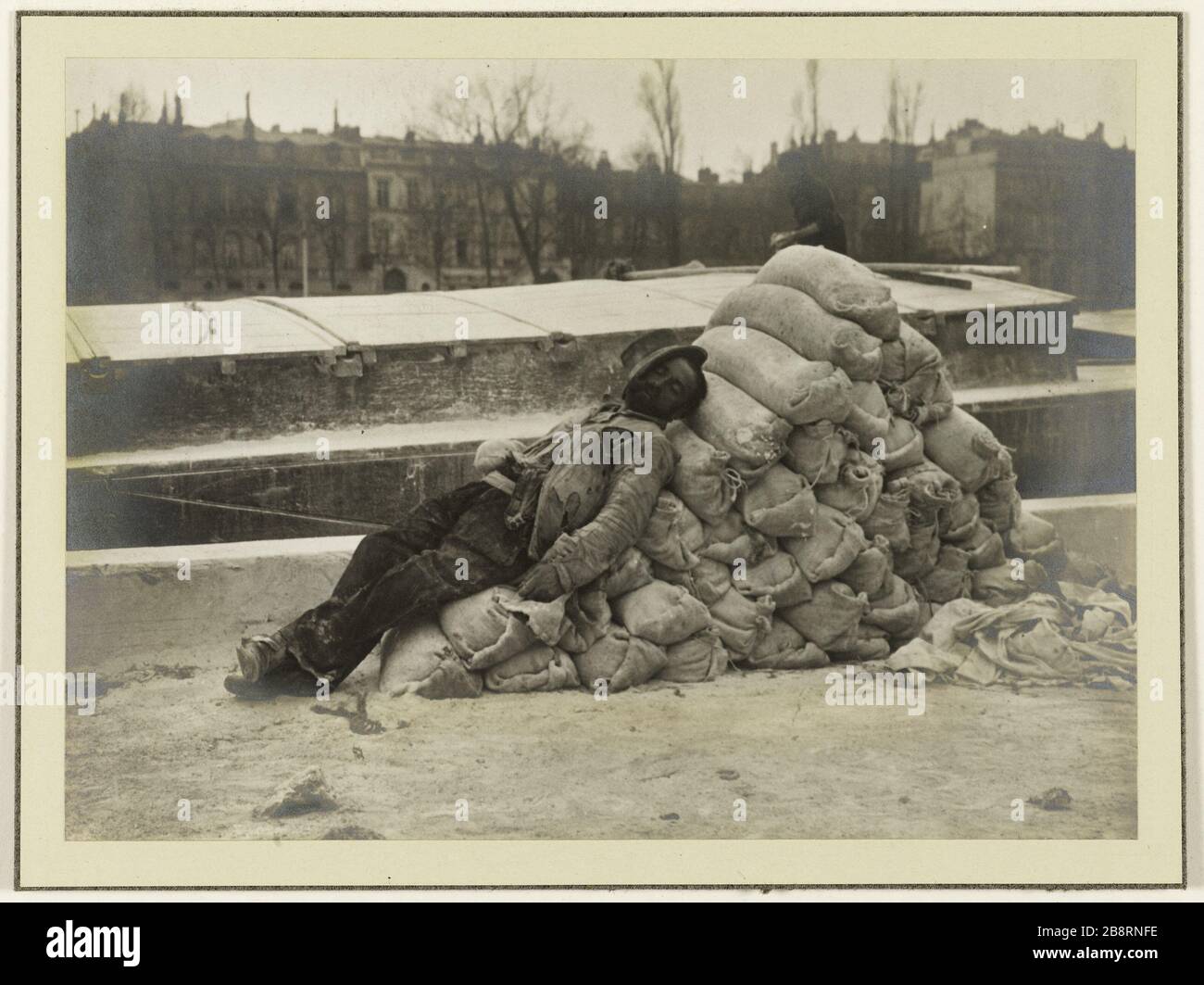 TRAMP AM UFER DER SEINE 'Clochard sur les Quais de seine'. Photographie de Louis Vert (1865-1924). Paris, musée Carnavalet. Stockfoto