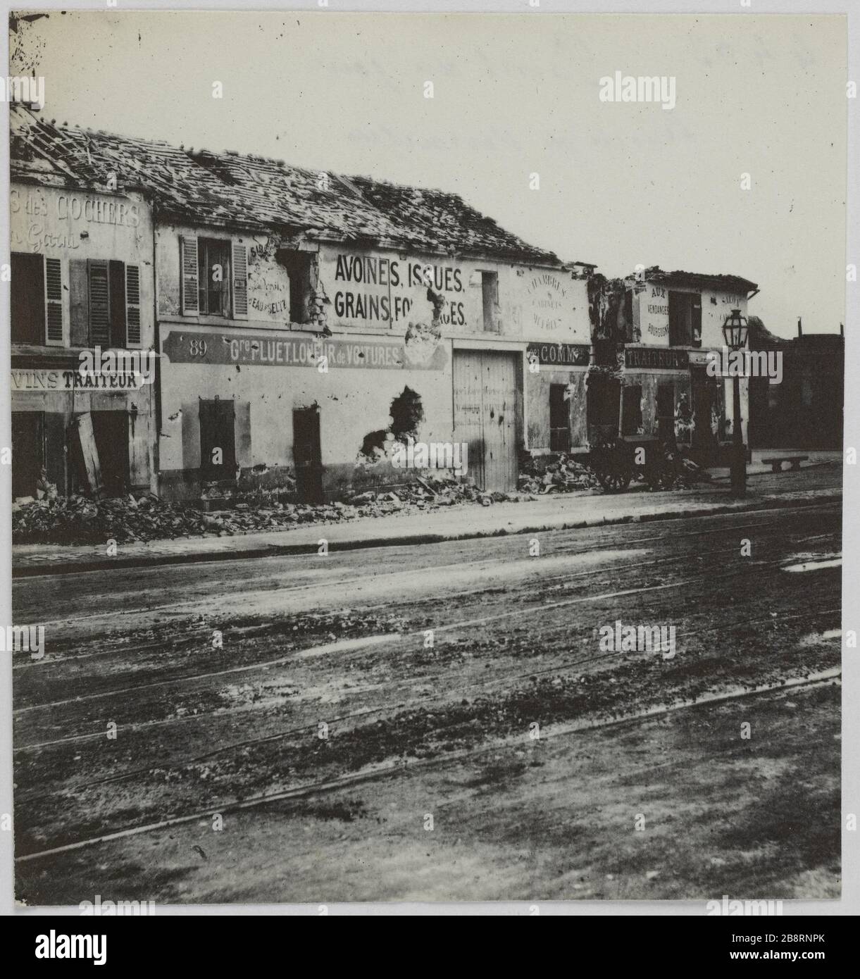 Tagesausbruch/Route de Versailles. Tagesausbruch, Versailles Road, Auteuil. La Commune de Paris. Point du Jour, Route de Versailles, Auteuil. Paris (XVIème arr.). Photographie d'Hippolyte Blancard (1843-1924). Tirage au platine (recto). 1870-1871. Paris, musée Carnavalet. Stockfoto