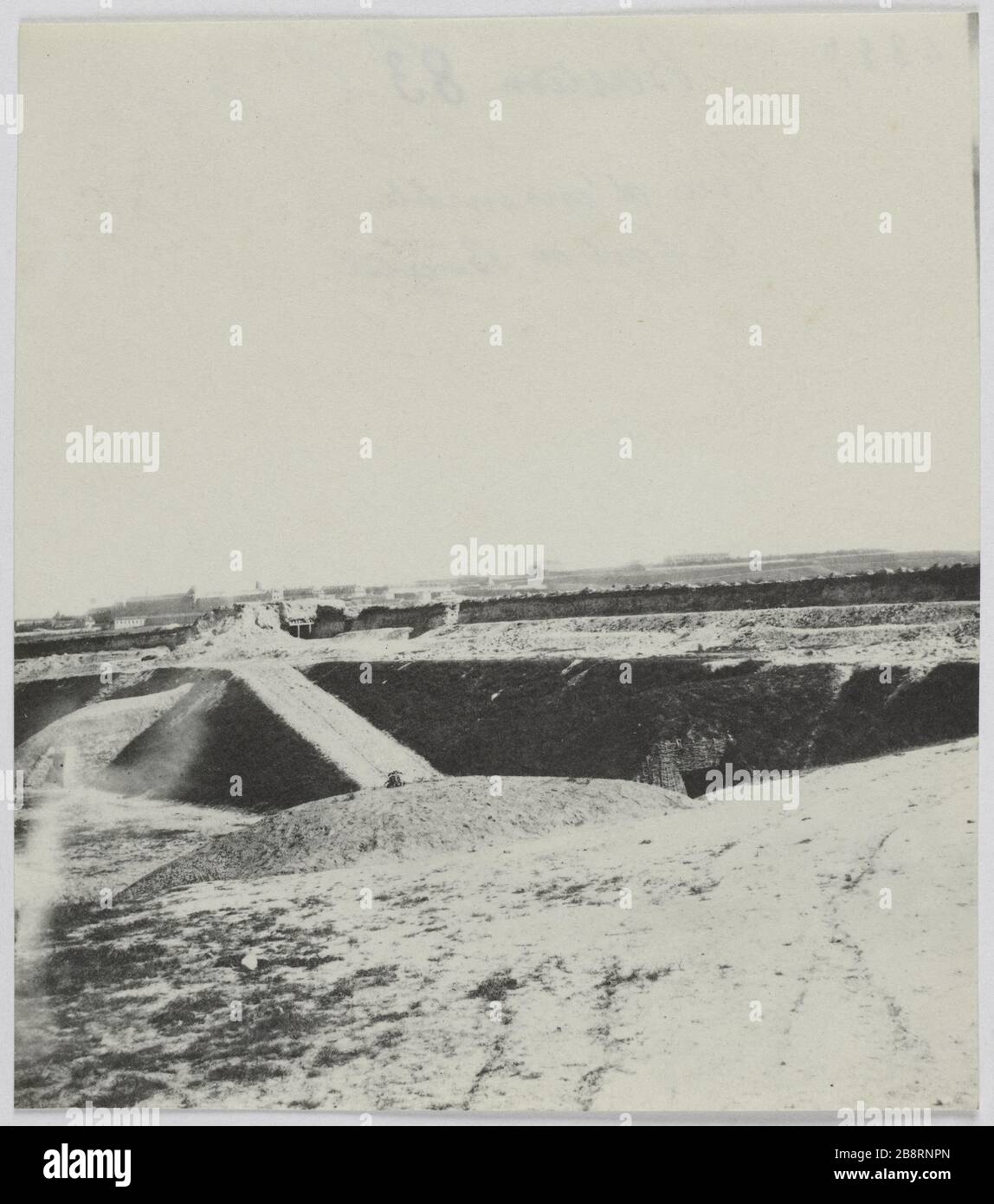 Bastion 83 / Übersicht / Fort Bicêtre. Bastion 83, Überblick über das Fort von Bicetre, Kreml Bicetre. La Commune de Paris. Bastion 83, vue d'Ensemble du fort de Bicêtre. Kremlin-BoB-B<unk> être (Val-de-Marne). Photographie d'Hippolyte Blancard (1843-1924). Tirage au platine (recto). 1870-1871. Paris, musée Carnavalet. Stockfoto