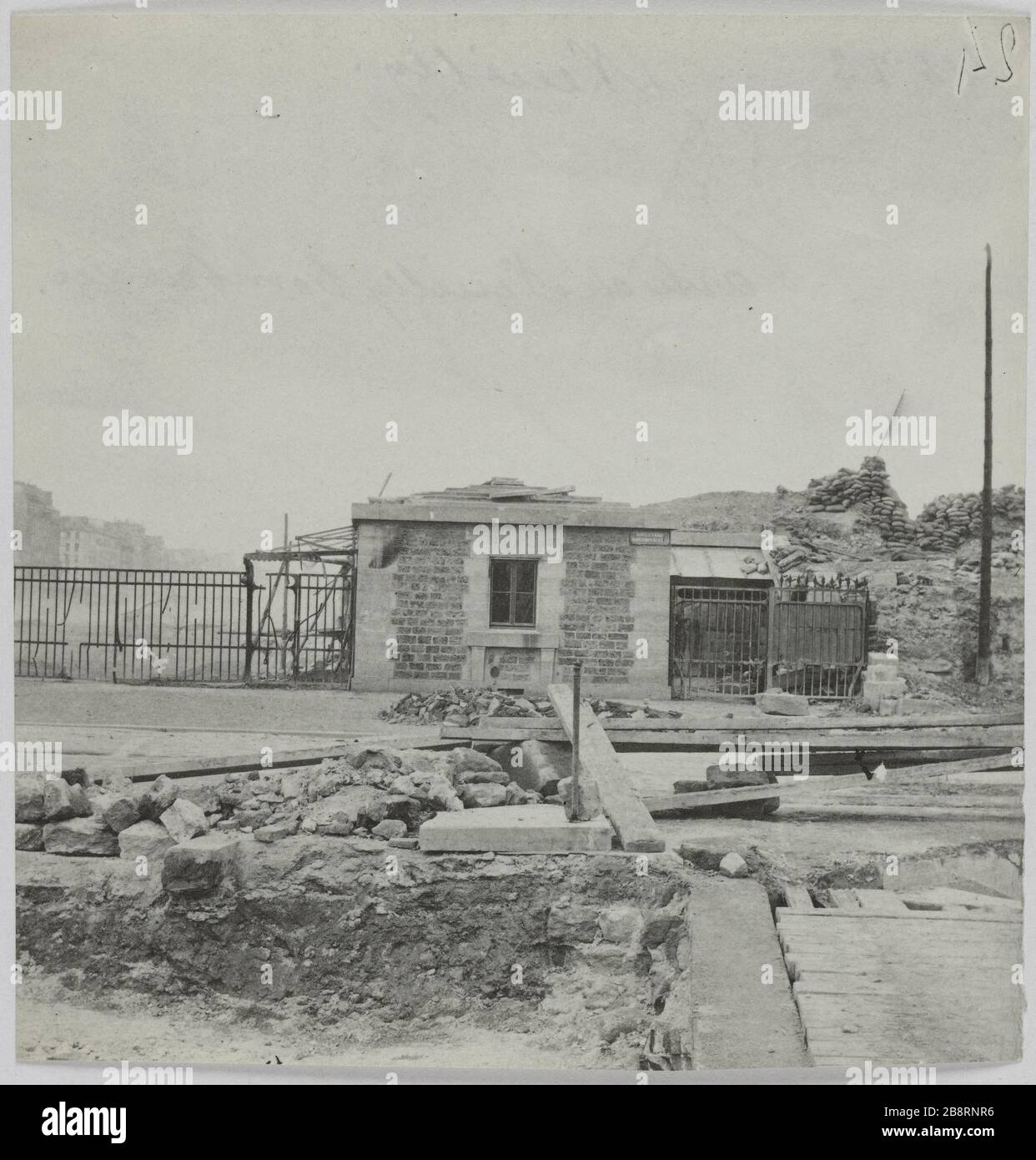 Neuilly/Porte de Neuilly bombardiert. Das Tor von Neuilly bombardierte, 16. Pariser Bezirk. La Commune de Paris. La Porte de Neuilly bombardée. Paris (XVIème arr.). Photographie d'Hippolyte Blancard (1843-1924). Tirage au platine (recto). 1870-1871. Paris, musée Carnavalet. Stockfoto