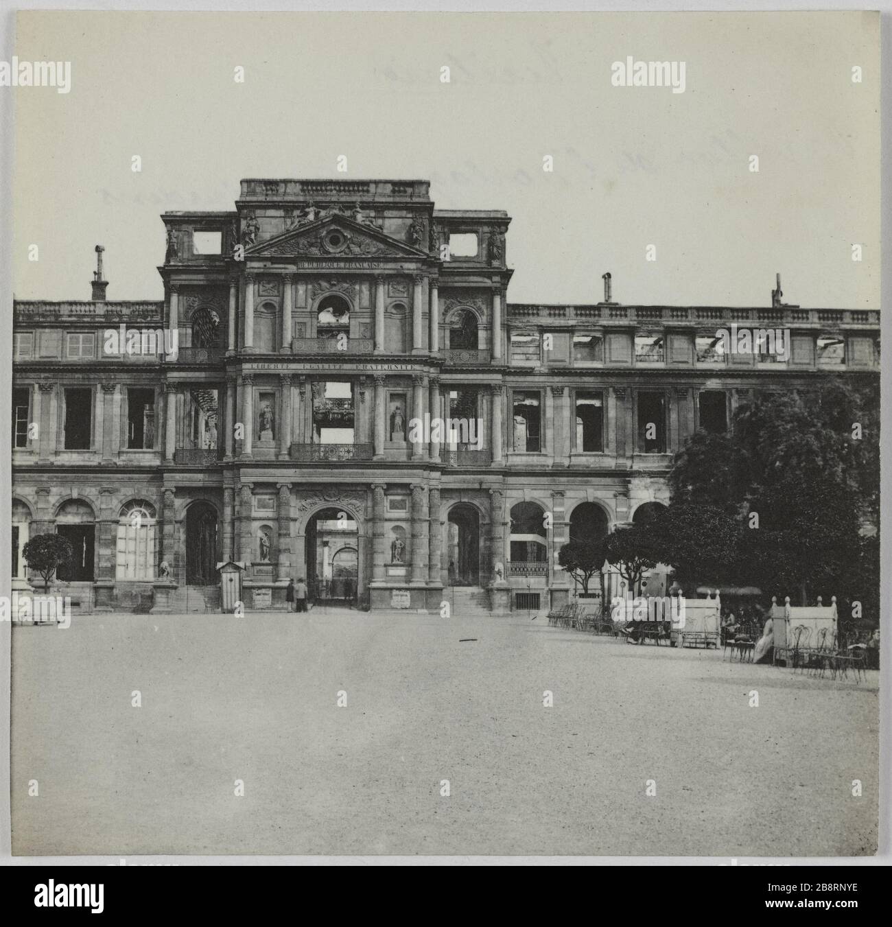 Tuilerien / Fahne der Uhr, neben den Gärten. Der Pavillon der Uhr neben den Gärten in den Tuilerien, 1. Bezirk, Paris. La Commune de Paris. Le pavillon de l'horloge côté des jardins aux Tuileries. Paris (Ier arr.). Photographie d'Hippolyte Blancard (1843-1924). Tirage au platine (recto). 1870-1871. Paris, musée Carnavalet. Stockfoto