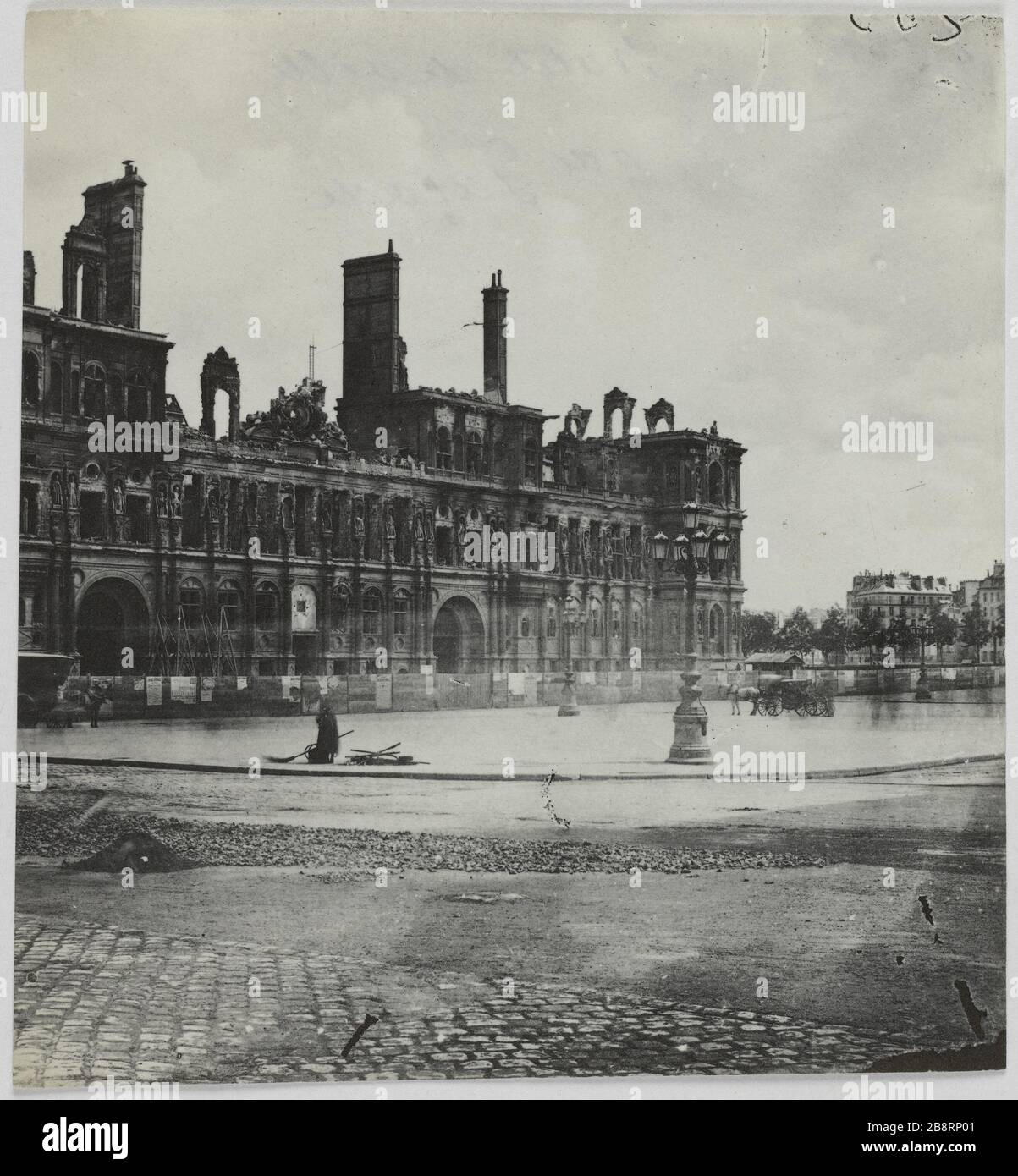 Rathaus / Gde Front. Große Fassade des Rathauses, 4. Bezirk, Paris. La Commune de Paris. Grande façade de l'Hôtel-de-Ville. Paris (IVème arr.). Photographie d'Hippolyte Blancard (1843-1924). Tirage au platine (recto). 1870-1871. Paris, musée Carnavalet. Stockfoto