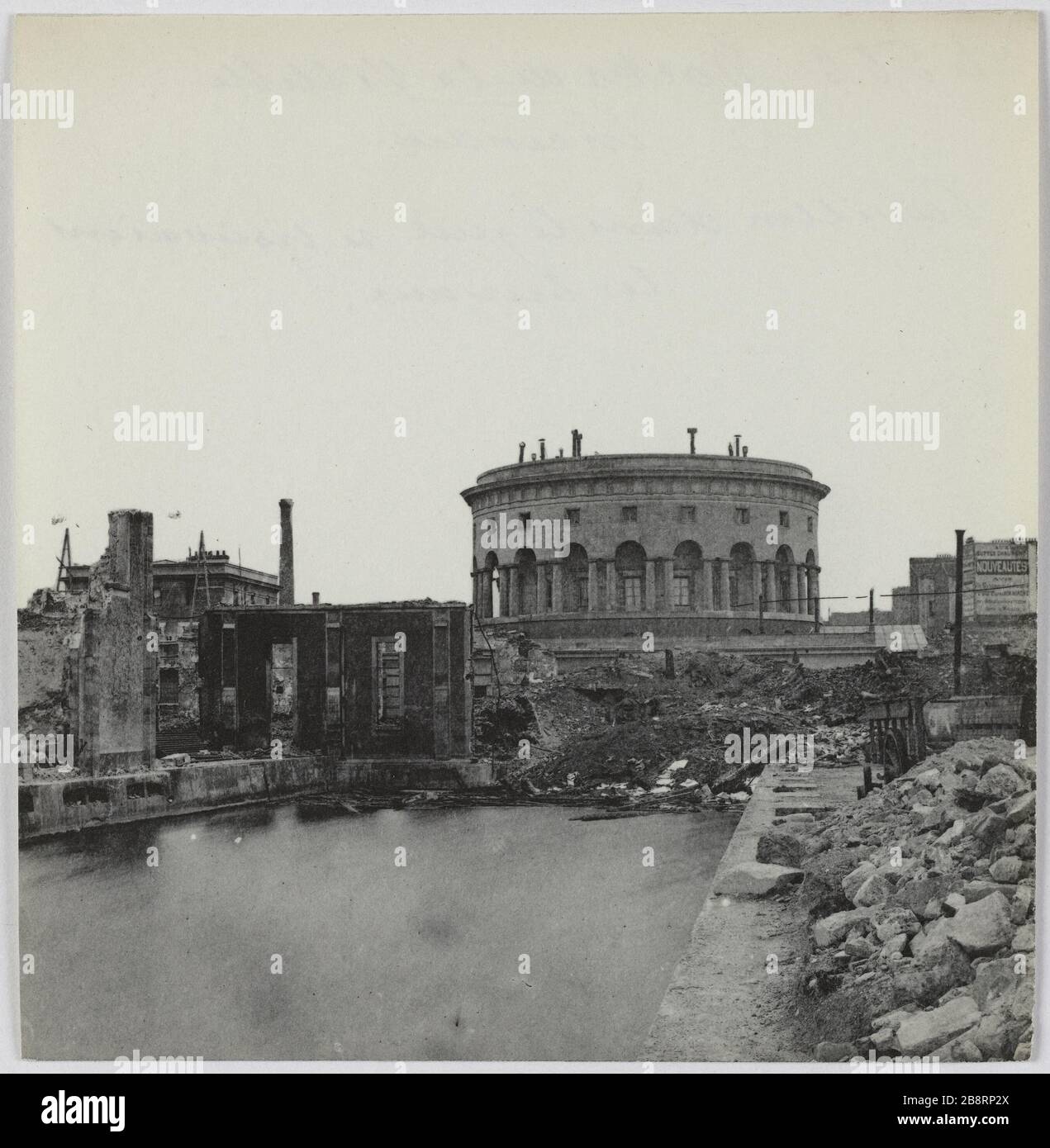 Docks de la Villette / verbrannt. / Pavillon in dem waren / Büros. Die Docks des Feuerwehrpavillons Villette, wo sich die Büros, das 19. Pariser Stadtviertel befanden. La Commune de Paris. Les docks de la Villette incendiés, pavillon dans lequel se trouvaient les bureaus. Paris (XIXème arr.). Photographie d'Hippolyte Blancard (1843-1924). Tirage au platine (recto). 1870-1871. Paris, musée Carnavalet. Stockfoto
