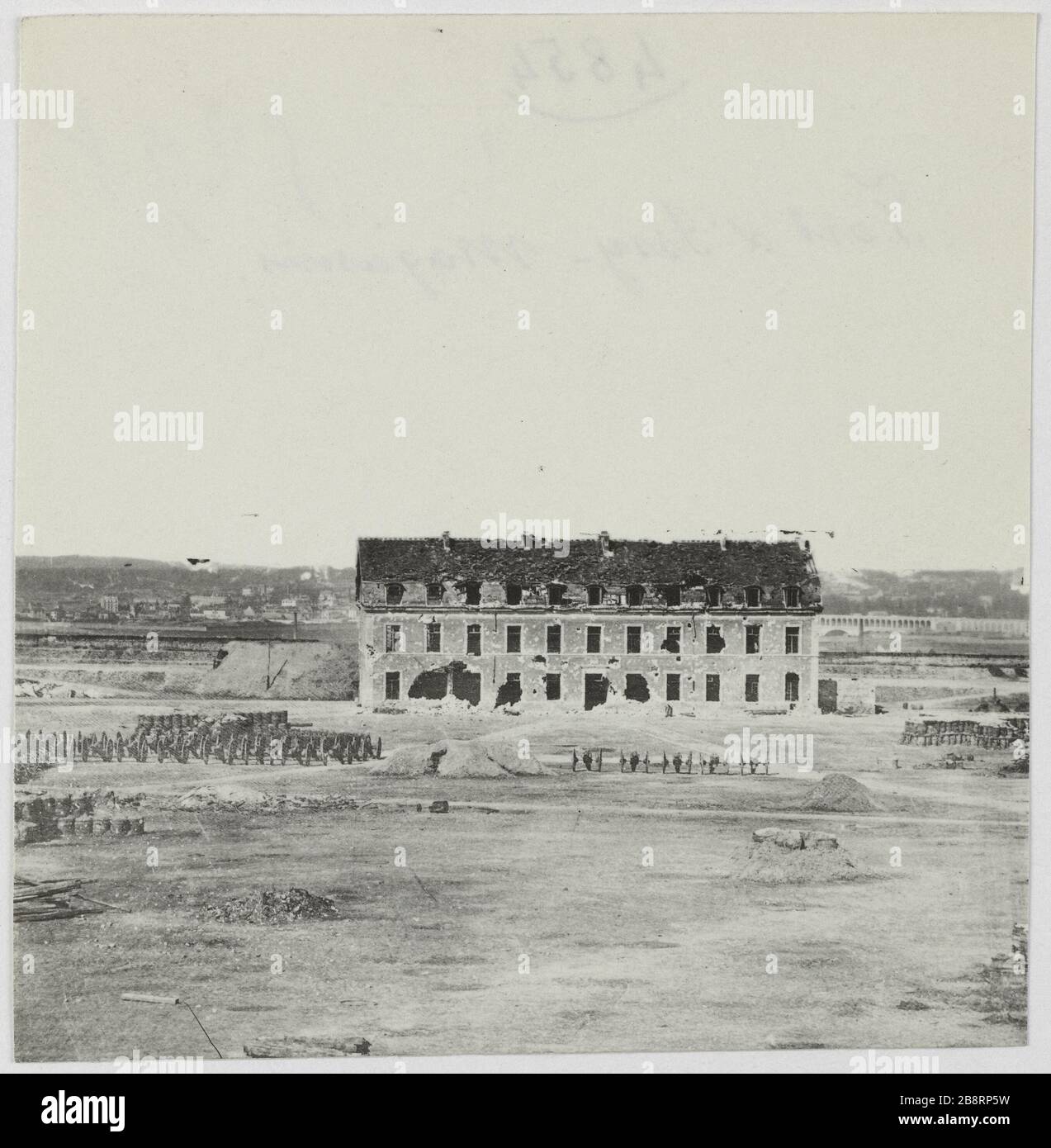 Fort Issy - Geschäfte. Fort Issy, Geschäfte, Issy-les-Moulineaux. La Commune de Paris. Fort d'Issy, Magasins. Issy-les-Moulineaux (Hauts-de-seine). Photographie d'Hippolyte Blancard (1843-1924). Tirage au platine (recto). 1870-1871. Paris, musée Carnavalet. Stockfoto