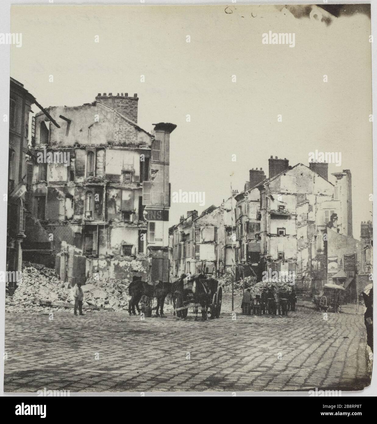 St. Cloud / Imperial Road, für den Eintritt der / Parade. Kaiserstraße zur Ortseinfahrt der Place d'Armes, St. Wolke. La Commune de Paris. Route impériale vue de l'entrée de la Place d'armes. Saint-Cloud (Hauts-de-seine). Photographie d'Hippolyte Blancard (1843-1924). Tirage au platine (recto). 1870-1871. Paris, musée Carnavalet. Stockfoto