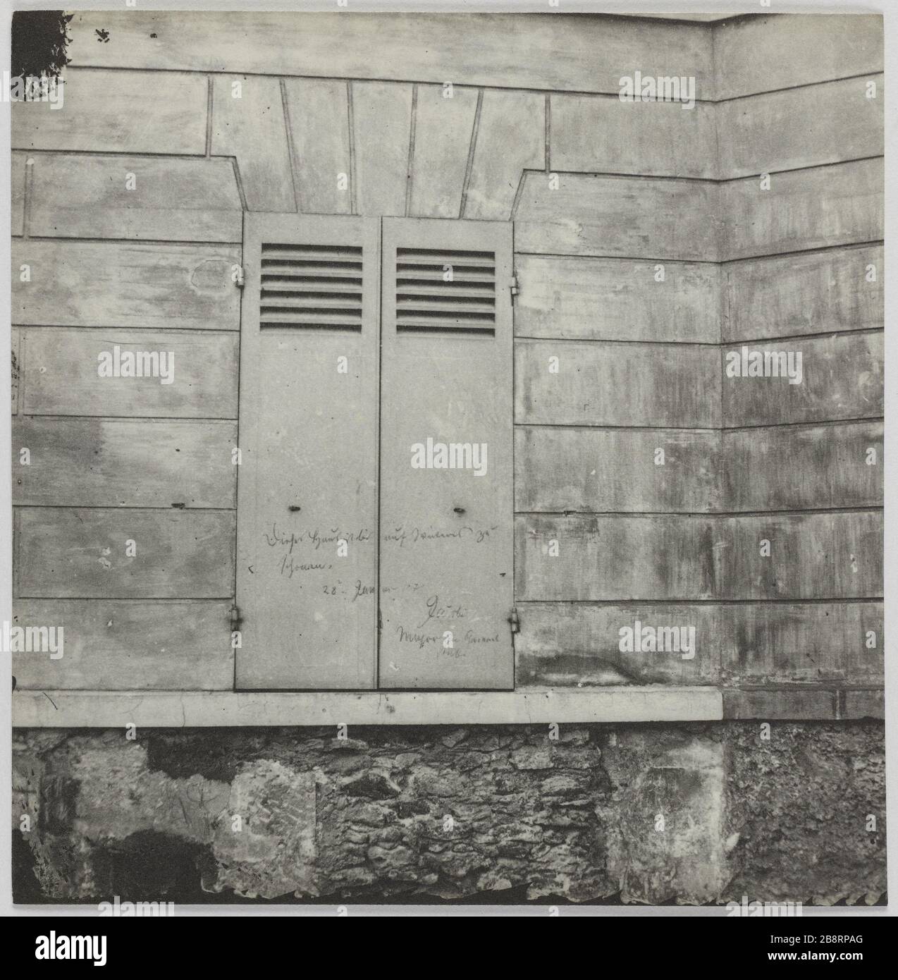 St. Wolke / Waffenplatz, historisches Haus. Auf einem der Fensterläden befindet sich die Aufschrift "dieses Haus ist bis auf weiteres erhalten". / Unterzeichneter Major General Jacoby. Kirchplatz, historisches Haus, das eine Aufschrift trägt, St. Wolke. La Commune de Paris. Place de l'Eglise, maison historique sur laquelle figure une inschrift. "Cette maison est à préserver jusqu'à nouvel ordre / signé Major général Jacoby". Saint-Cloud (Hauts-de-seine). Photographie d'Hippolyte Blancard (1843-1924). Tirage au platine (recto). 1870-1871. Paris, musée Carnavalet. Stockfoto