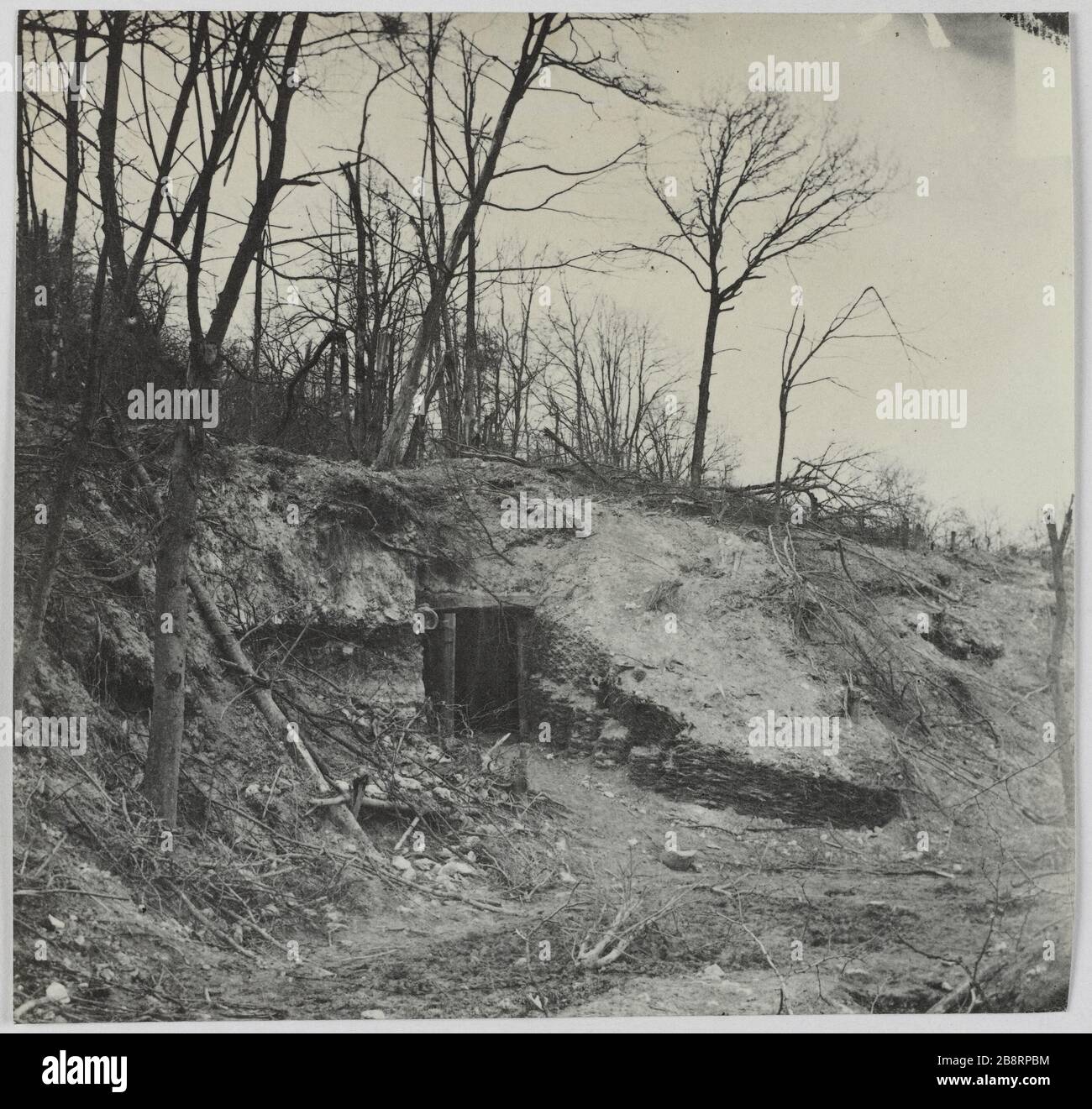 Breteuil/Redoute und preussische Post, Kasematten. Redoute und preussische Post, Bunkern, Breteuil. La Commune de Paris. Redoute et poste prussiens, casemates. Breteuil (Oise). Photographie d'Hippolyte Blancard (1843-1924). Tirage au platine (recto). 1870-1871. Paris, musée Carnavalet. Stockfoto