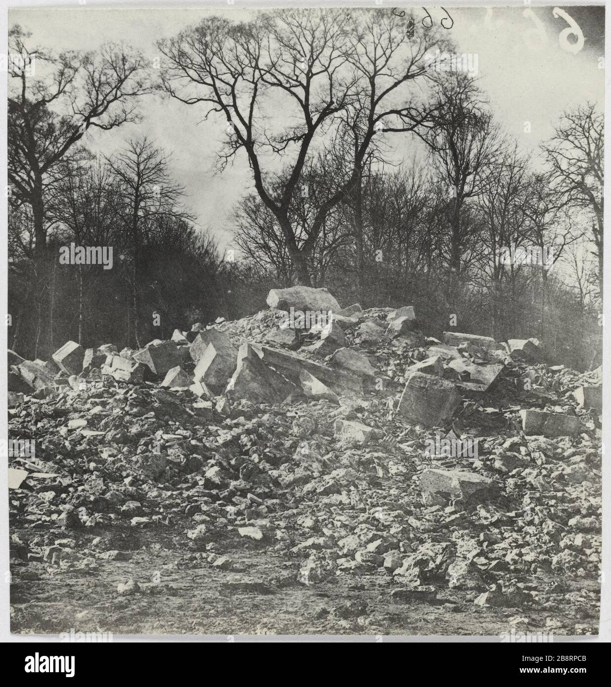 St. Wolke / Ruinen der Laterne von Diogenes. Ruinen der Laterne von Diogenes, St. Wolke. La Commune de Paris. Ruines de la lanterne de Diogène. Saint-Cloud (Hauts-de-seine). Photographie d'Hippolyte Blancard (1843-1924). Tirage au platine (recto). 1870-1871. Paris, musée Carnavalet. Stockfoto