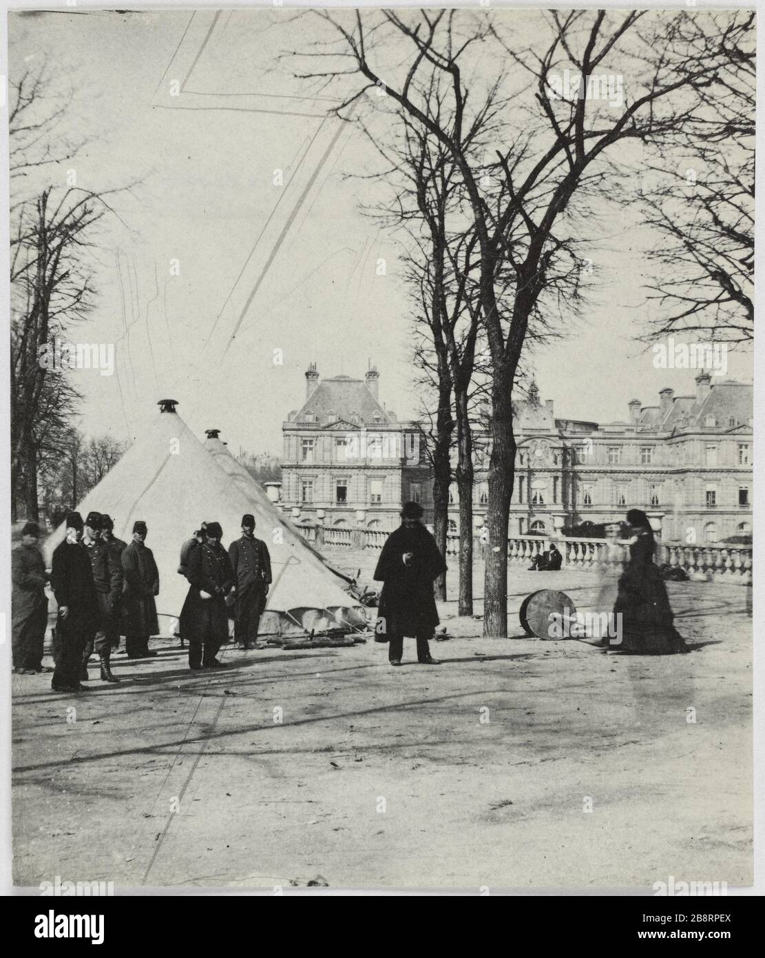 Luxemburg. Besetzung/Armee. Der Jardin du Luxembourg wird von der Armee besetzt. La Commune de Paris. Le jardin du Luxembourg occupé par l'armée. Paris (Vème arr.). Photographie d'Hippolyte Blancard (1843-1924). Tirage au platine (recto). 1870-1871. Paris, musée Carnavalet. Stockfoto