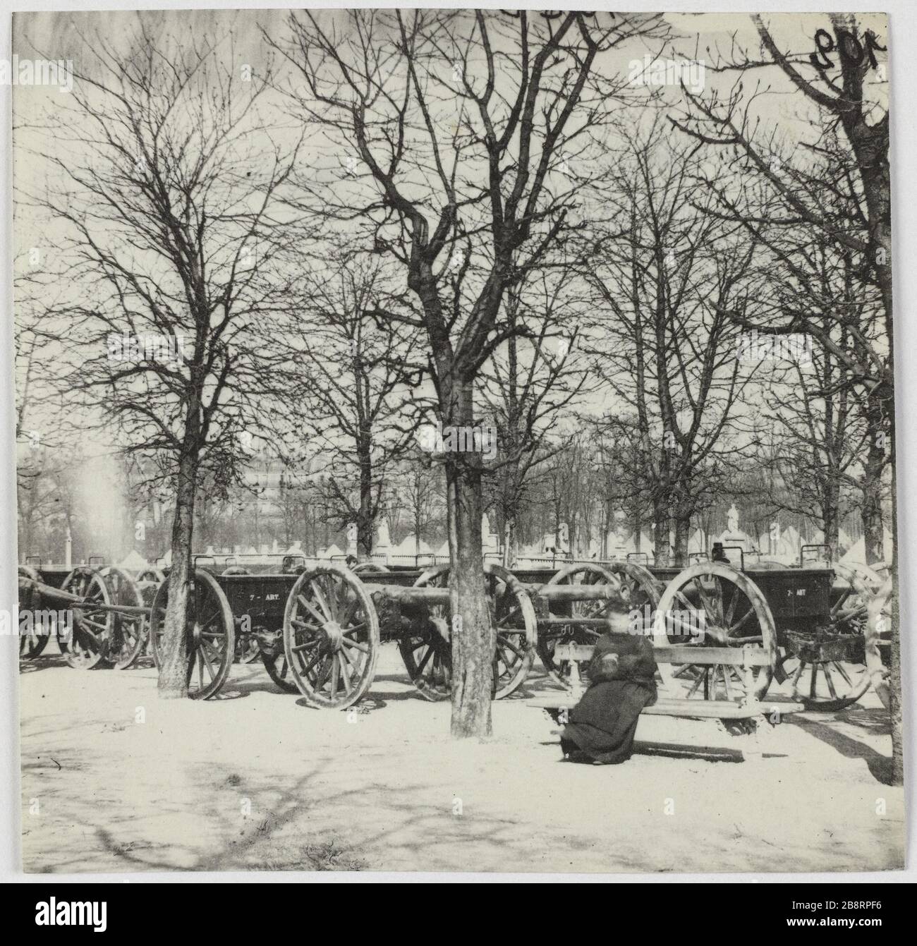 Luxemburg. Große Einfahrt Luxemburg / Batterieartillerie der Nationalgarde. Die große Allee des Palastes der Jardin du Luxembourg, Batterieartillerie der Nationalgarde, 6. Bezirk, Paris. La Commune de Paris. La grande allée du palais du jardin du Luxembourg, batterie d'artillerie de la Garde nationale. Paris (VIème arr.). Photographie d'Hippolyte Blancard (1843-1924). Tirage au platine (recto). 1870-1871. Paris, musée Carnavalet. Stockfoto