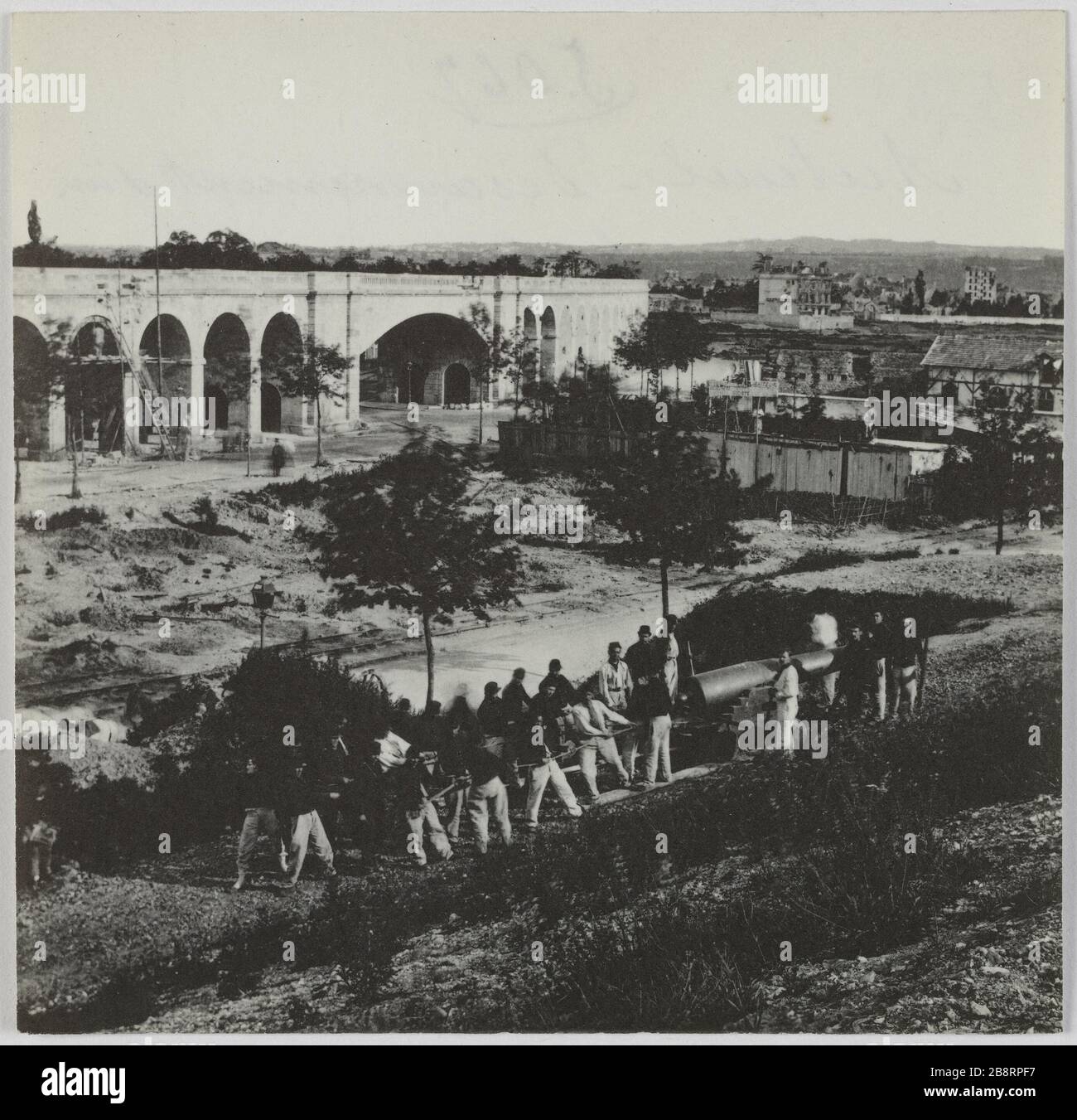 Auteuil. Unscharfschalten einer / Bastion. Die Entwaffnung eines Hochstifts in Auteuil, 16. Bezirk, Paris. La Commune de Paris. Le désarmement d'un Bastion, quartier d'Auteuil. Paris (XVIème arr.). Photographie d'Hippolyte Blancard (1843-1924). Tirage au platine (recto). 1870-1871. Paris, musée Carnavalet. Stockfoto