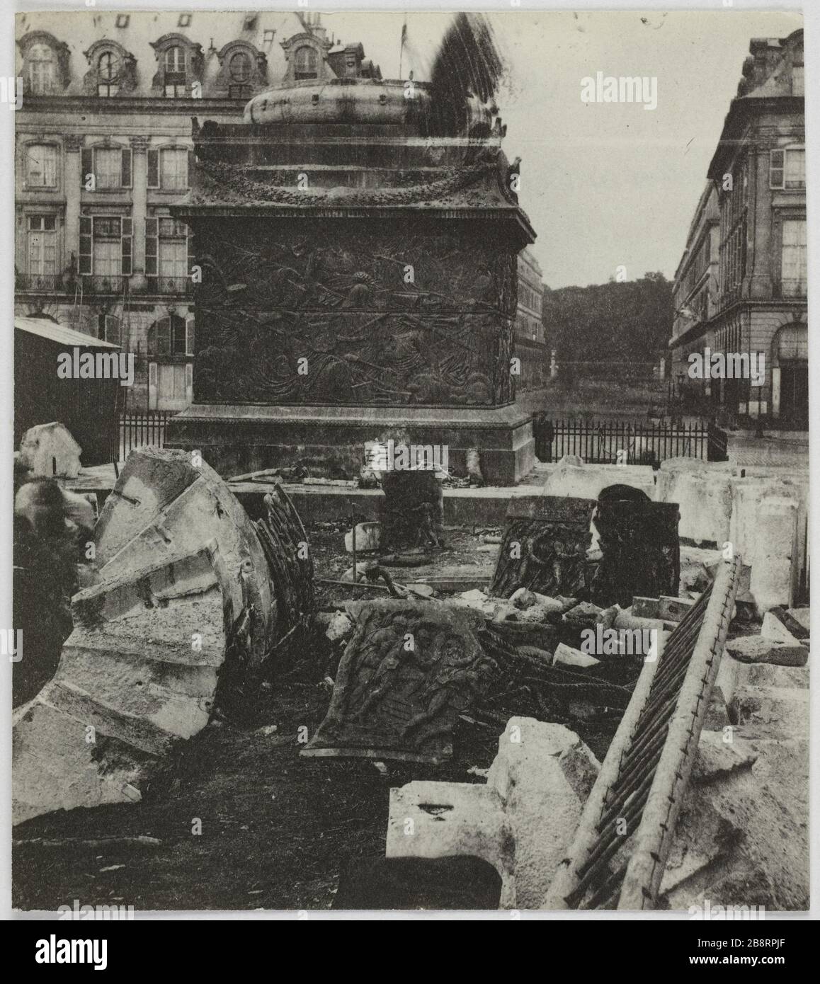 Platzieren Sie nach seinem Sturz die Spalte Vendôme/Vendôme. Die Vendome-Säule nach seinem Sturz, Place Vendome, 1. Bezirk, Paris. La Commune de Paris. La colonne Vendôme après sa chûte, Place Vendôme. Paris (Ier arr.). Photographie d'Hippolyte Blancard (1843-1924). Tirage au platine (recto). 1870-1871. Paris, musée Carnavalet. Stockfoto