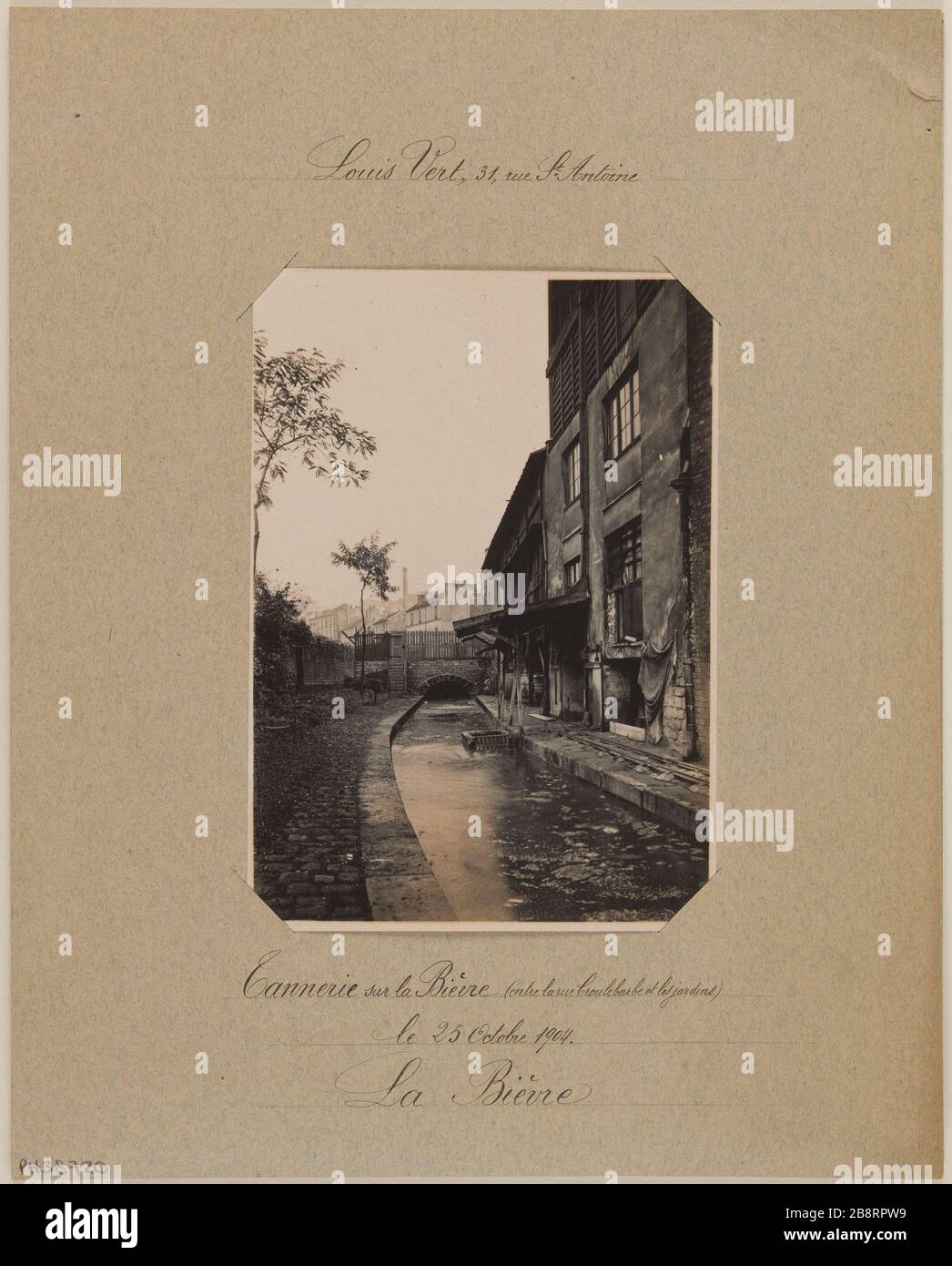 Gerberei Bièvre (zwischen Croulebarbe Straße und Gärten) / 25. Oktober 1904/05 / die Bievre. Gerberei Bièvre zwischen der Straße Croulebarbe und den Gärten, 13. Bezirk, Paris Tannerie de la Bièvre, entre la rue Croulebarbe et les jardins. Paris (XIIIème arr.). Photographie de Louis Vert (1865-1924). Tirage au gélatino-bromure d'argent, 25 Oktobre 1904/05. Paris, musée Carnavalet. Stockfoto