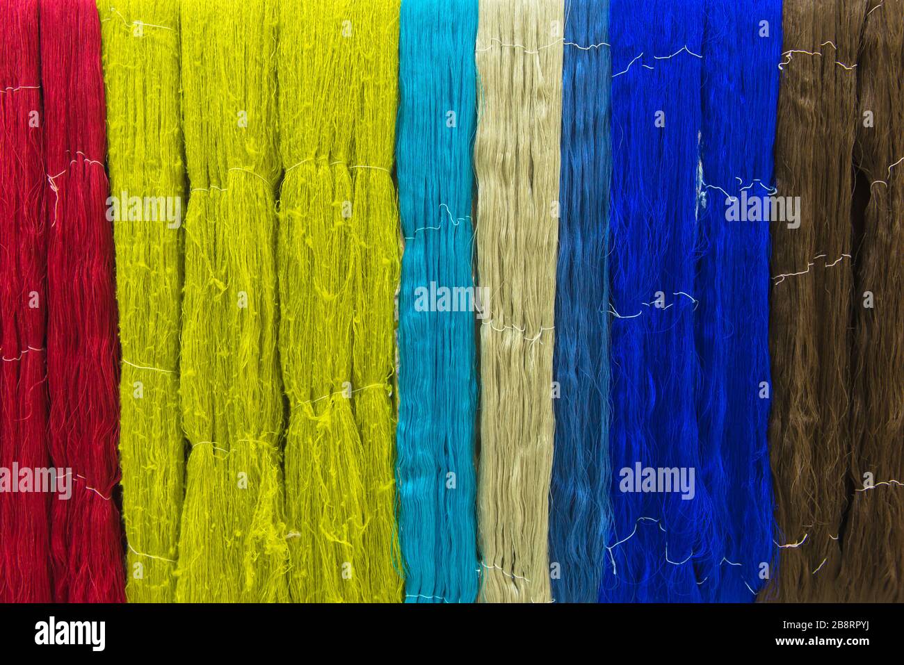 Bunt aus rohem Seidenfaden für den Hintergrund. Stockfoto
