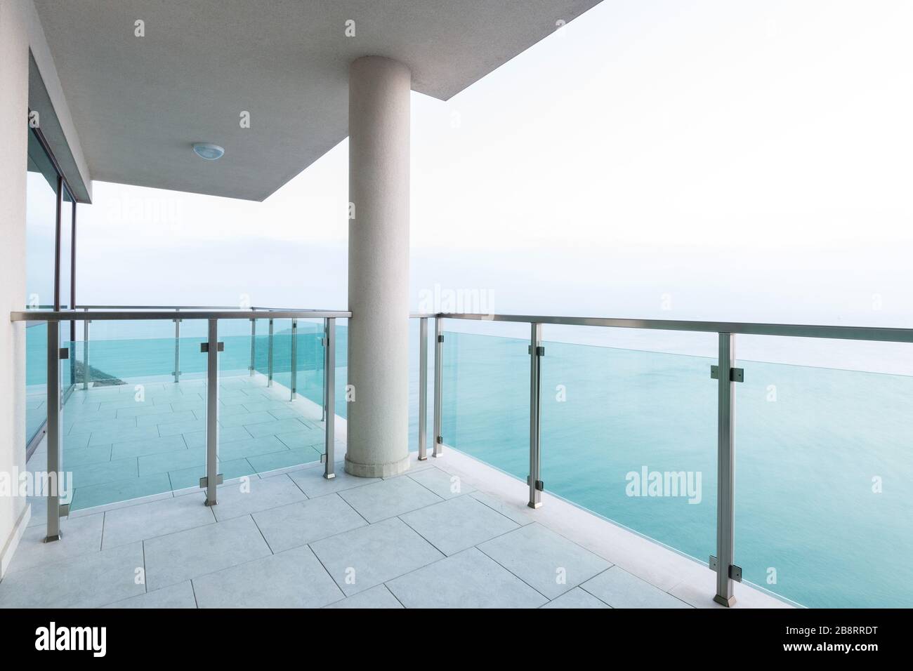 Eine geräumige Terrasse im oberen Stock Stockfoto