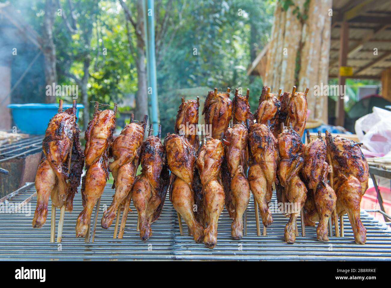 Hähnchengrill auf Herd Thai-Küche. Stockfoto