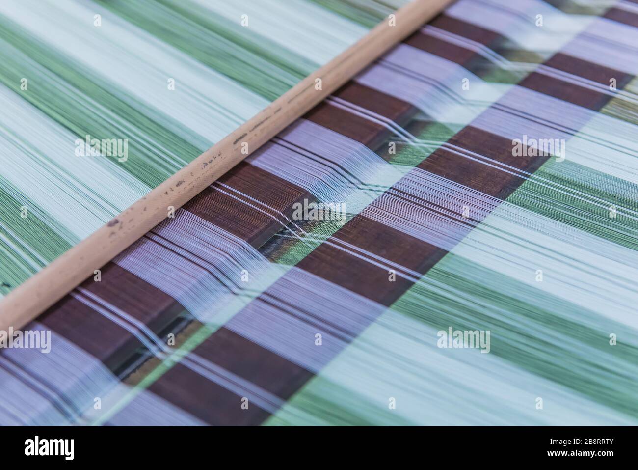 Bunt aus rohem Seidenfaden für den Hintergrund. Stockfoto