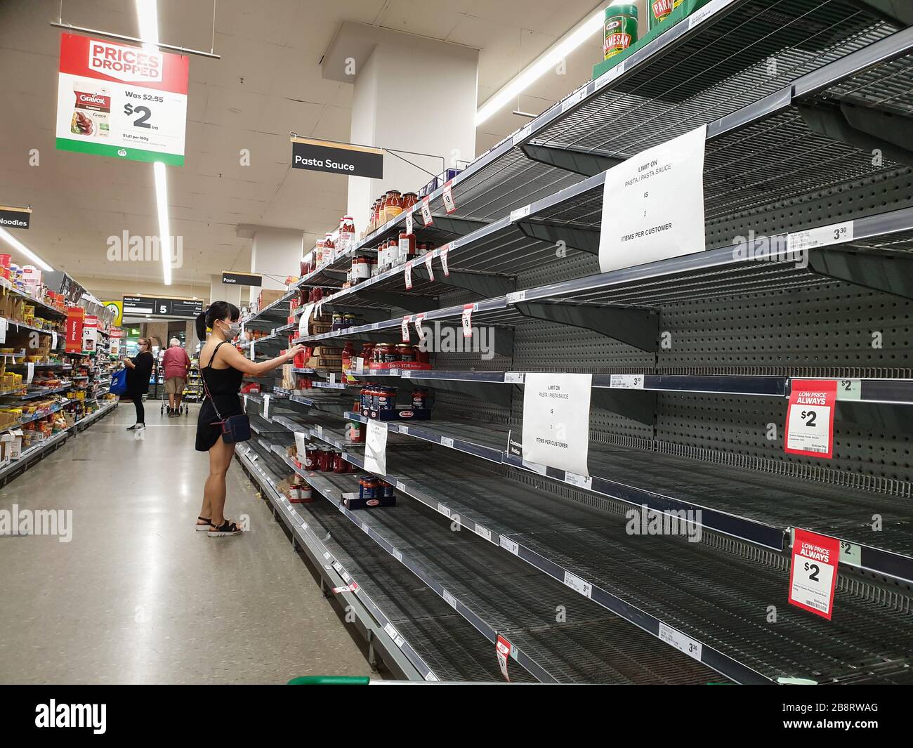 Gold Coast, Australien - 21. März 2020: Woolworths Supermarkt leer Teigwaren und Sauce Regale inmitten von Coronavirus Ängsten, Käufer panischen Kauf und Lagerung von Teigwaren, während Australien sich auf eine Pandemie vorbereitet. Stockfoto