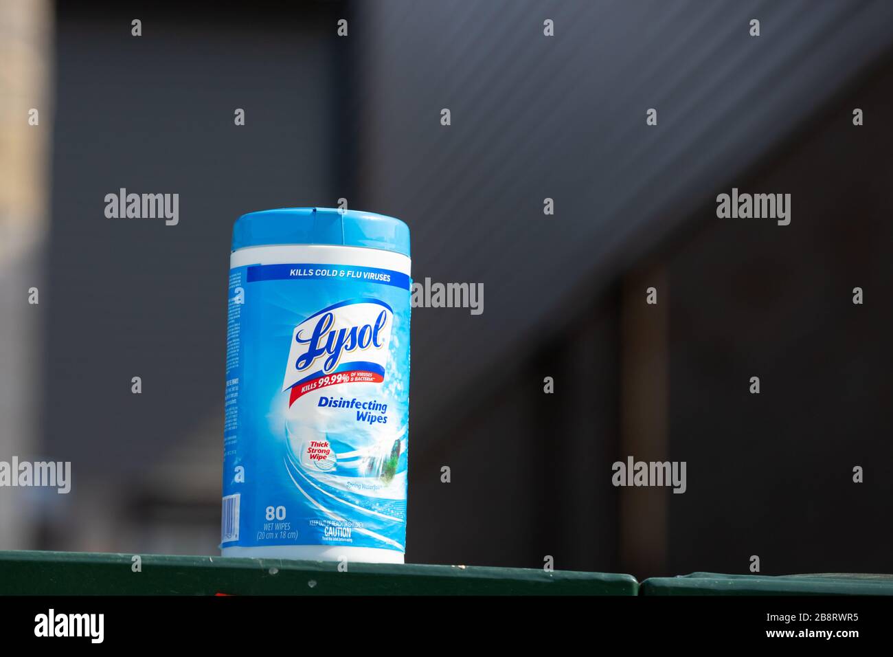 Ein Behälter mit Desinfektionsmitteln der Marke Lysol. Diese ist zu einem knappen gut im Rahmen der Coronavirus Pandemie geworden. Stockfoto