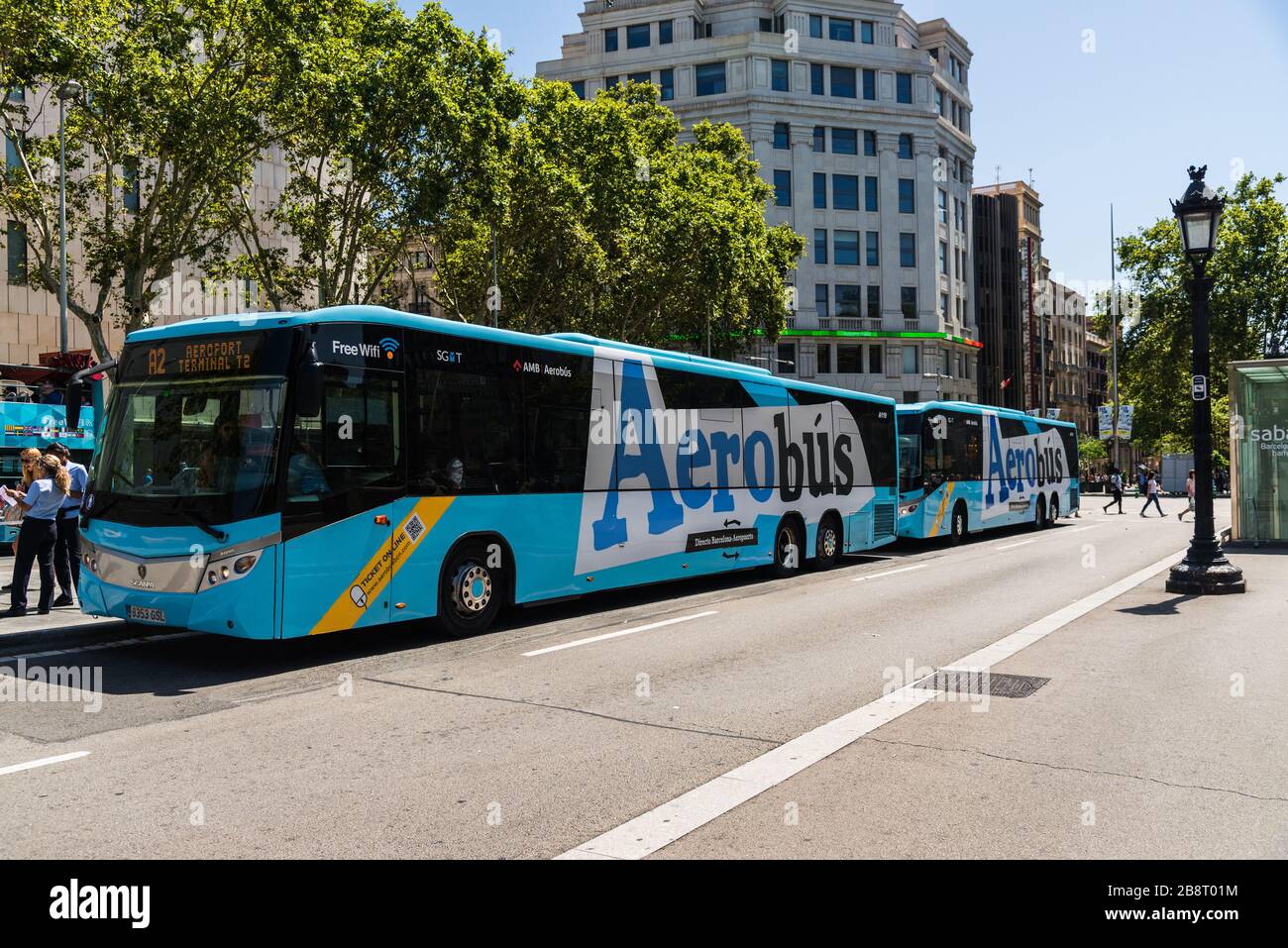 Barcelona, Spanien - 1. August 2019: Transferbus zum Flughafen Prat an der Placa Catalunya Stockfoto