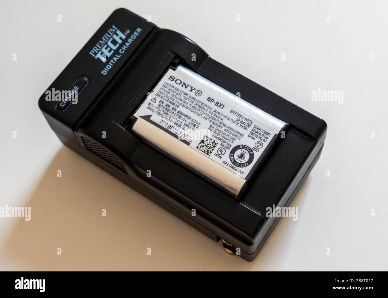 Sony NP-BX1 wiederaufladbarer Akku in einem Premium Tech Digital-Ladegerät Stockfoto