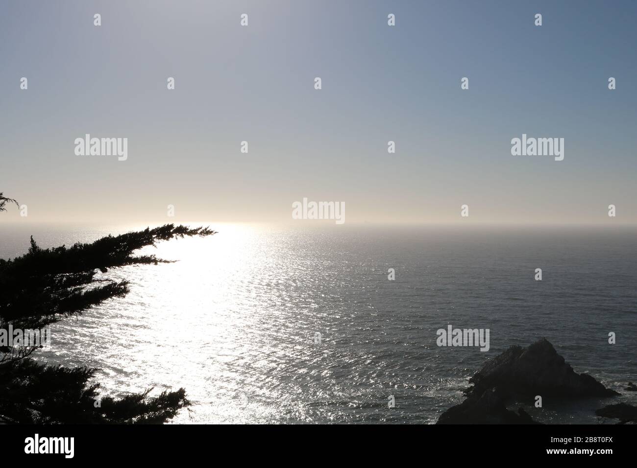 Wunderschöner Meeresblick, einschließlich eines kostümierten Felsens bei schönem Wetter. Stockfoto