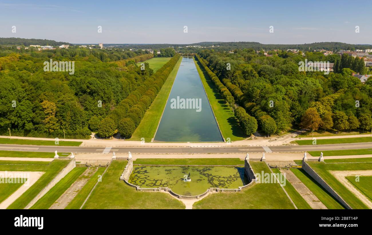 Luftaufnahme des mittelalterlichen Wahrzeichen der königlichen Jagdburg Fontainbleau bei Paris in Frankreich und See mit weißen Schwänen Stockfoto