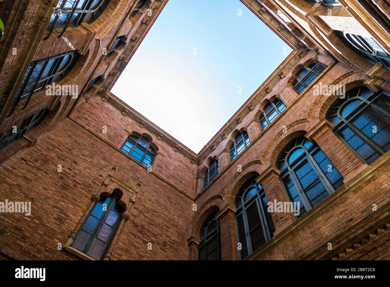 Nach oben gerichtete Ansicht der geometrischen Architekturelemente eines Gebäudes. Stockfoto