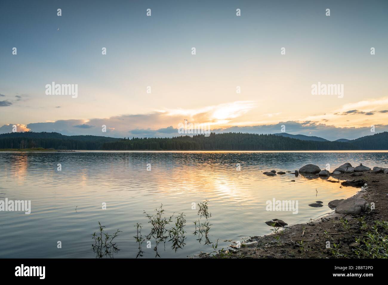 Wunderschöner Blick auf den Shiroka Polyana Staudamm in den Rhodopi-Bergen, Bulgarien. Stockfoto