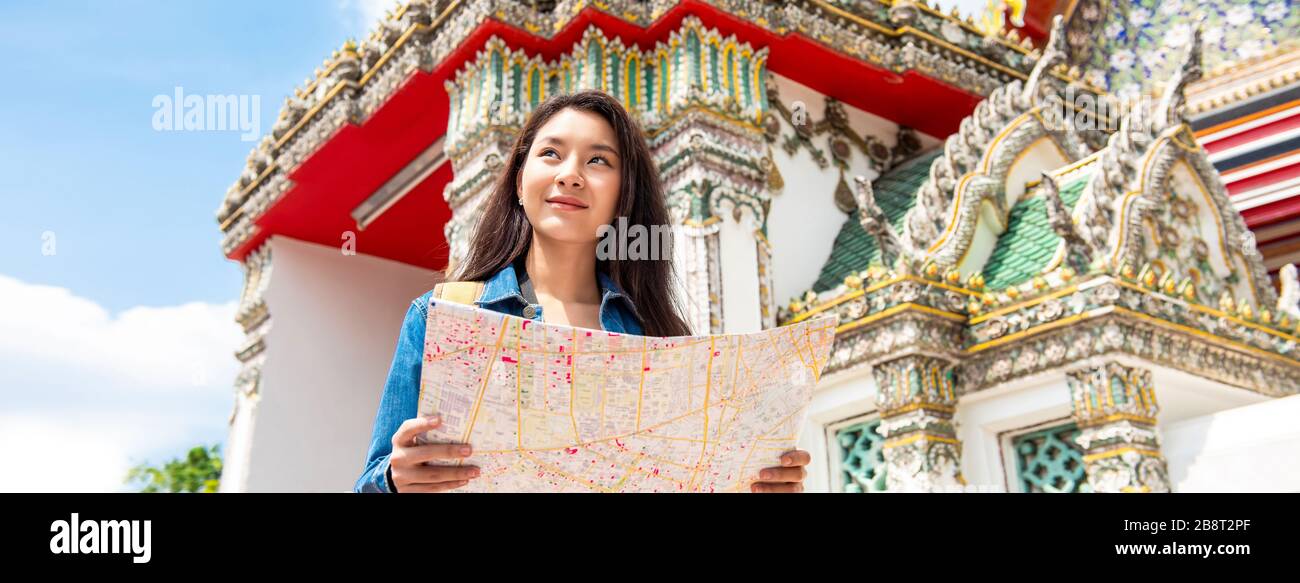 Bannerbild der jungen asiatischen Touristenfrau Backpacker Solo Reisen im alten thailändischen Tempel während der Sommerferien in Bangkok Thailand Stockfoto