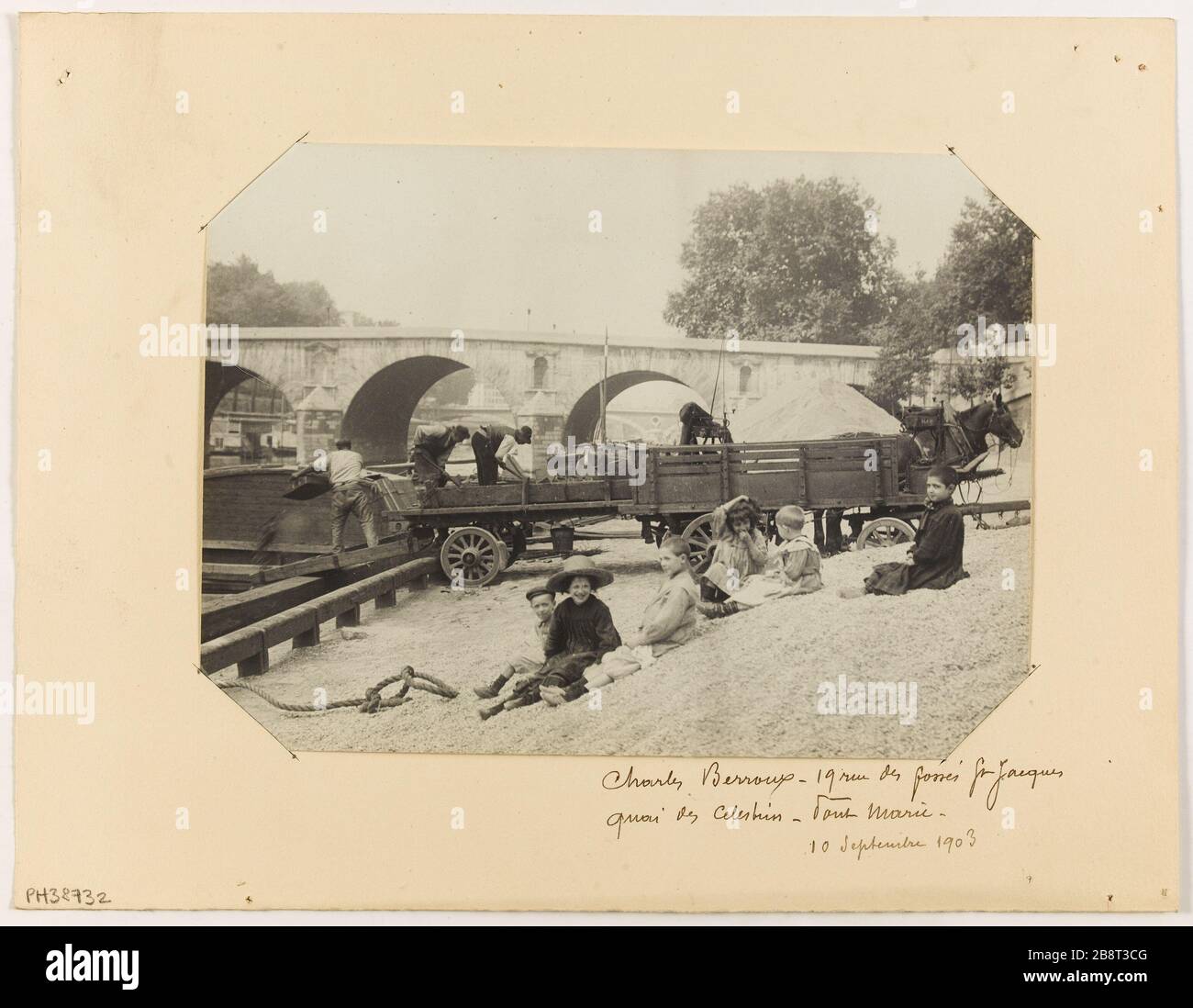 Pier Celestine - Pont Marie / 10. September 1903 Pont Marie, Quai des Celestins, 4. Bezirk, Paris Pont Marie, quai des Célestins. Paris (IVème arr.). Photographie de Charles Berroux. Tirage au gélatino-bromure d'argent, 10 septembre 1903. Paris, musée Carnavalet. Stockfoto