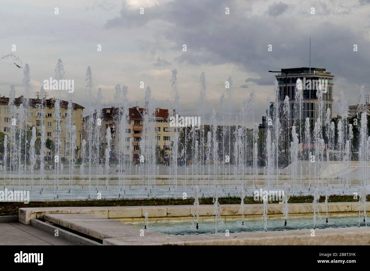 Teil eines Wohnviertels mit Blick auf den nationalen Kulturpalast Brunnen Wasser im Zentrum von Sofia, Bulgarien Stockfoto