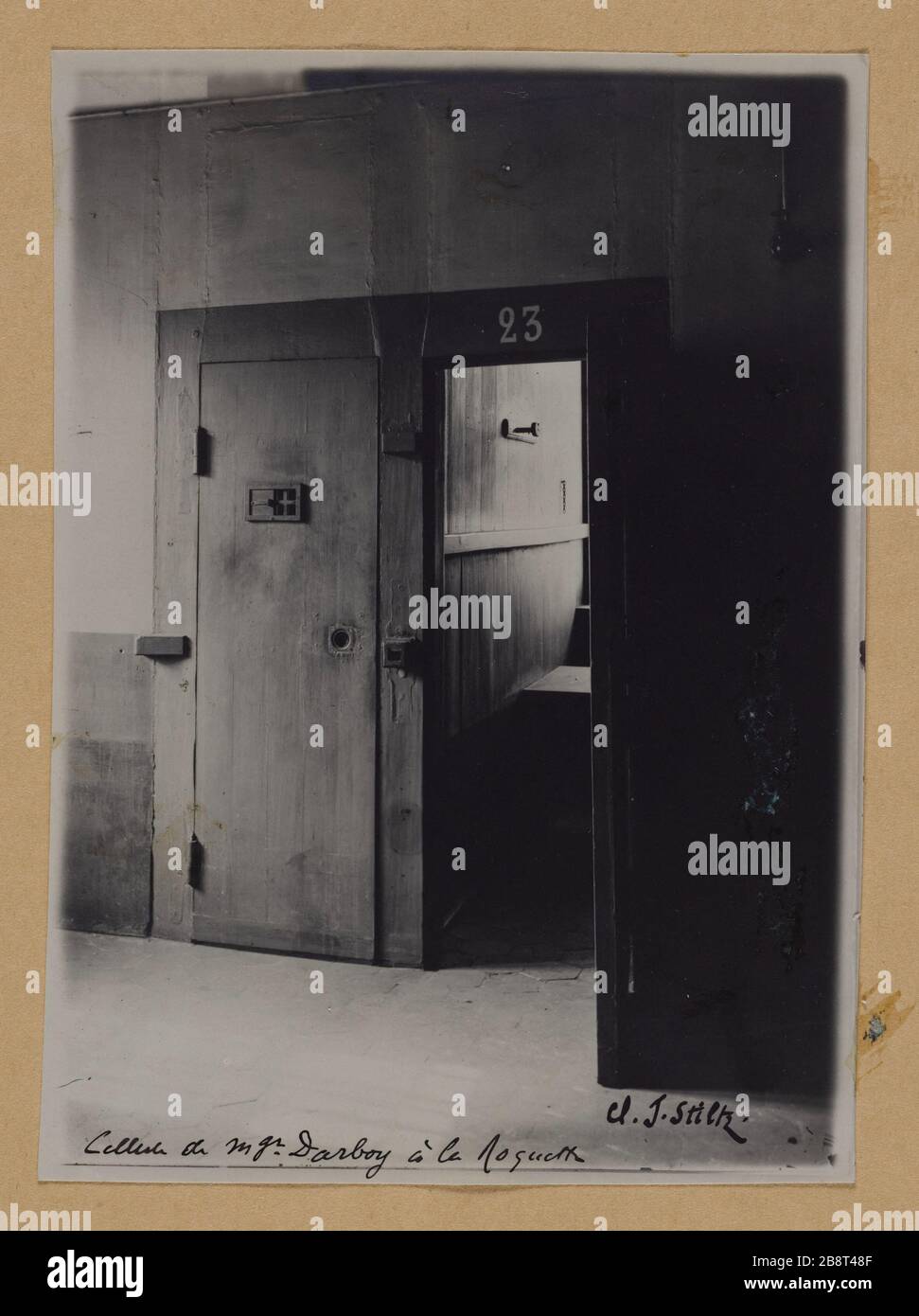DIE ZELLE Nr. 23 VON BISCHOF DARBOY WURDE ERÖFFNET, DIE GROSSE RAKETE, 166 UND 168 DER RAKETENSTRASSE, 11. BEZIRK Porte ouvette de la Cellule Nr. 23 de Monseigneur Darboy, Gefängnis de la Grande Roquette, 166 und 168 rue de la Roquette. Paris, 11ème arr., vers 1910. Photographie de J. Stiltz. Paris, musée Carnavalet. Stockfoto