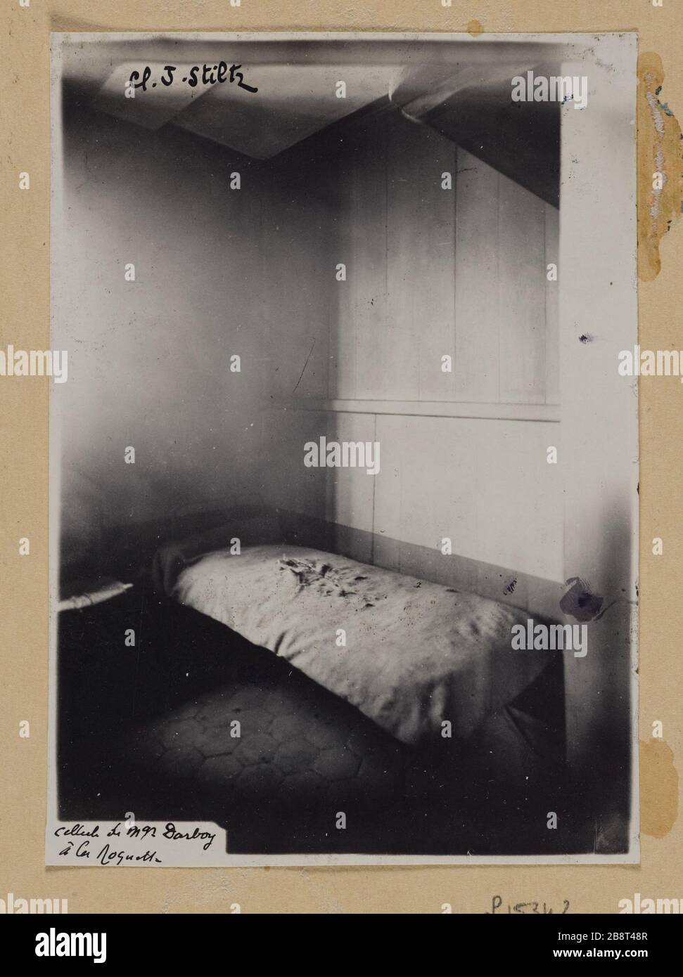 ZELLE MIT BETT MONSEIGNEU DARBOY, GEFÄNGNIS DER GROSSEN RAKETE, 166 UND 168 DER RAKETENSTRASSE, 11. BEZIRK Cellule avec Lit de Monseigneur Darboy, Gefängnis de la Grande Roquette, 166 und 168 rue de la Roquette. Paris, 11ème arr., vers 1910. Photographie de J. Stiltz. Paris, musée Carnavalet. Stockfoto