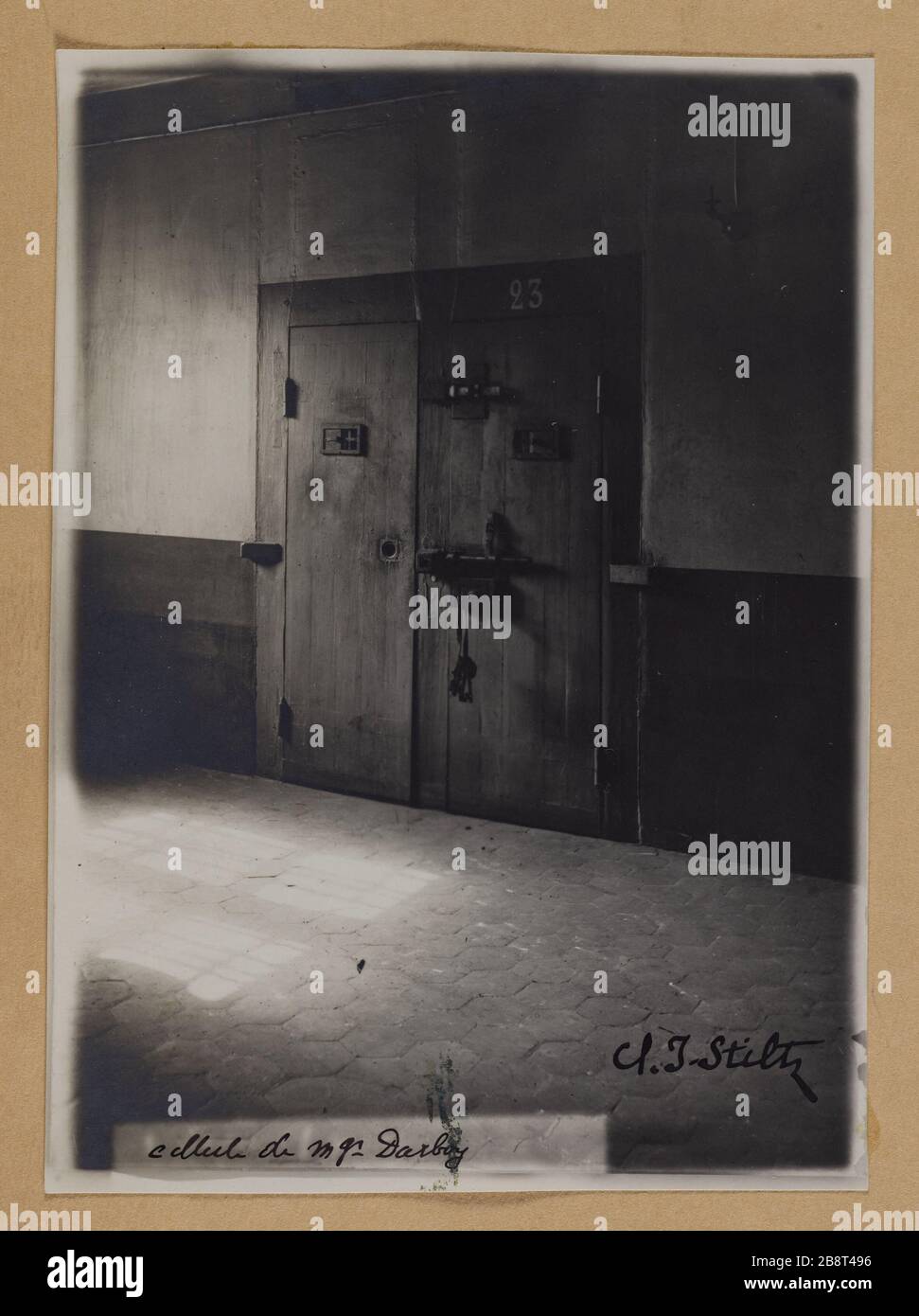 ZELLENTÜR Nr. 23 VON BISCHOF DARBOY, GEFÄNGNIS DER GROSSEN RAKETE, 166 UND 168 DER RAKETENSTRASSE, 11. BEZIRK Porte de la Cellule Nr. 23 de Monseigneur Darboy, Gefängnis de la Grande Roquette, 166 und 168 rue de la Roquette. Paris, 11ème arr., vers 1910. Photographie de J. Stiltz. Paris, musée Carnavalet. Stockfoto