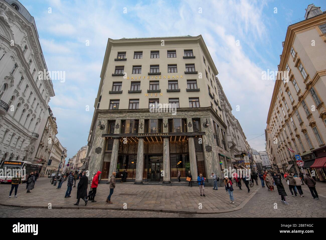 Wien, Österreich. Fassade der internationalen Raiffeisenbank-Niederlassung in Looshaus im Zentrum von Wien am Michaelerplatz. Stockfoto