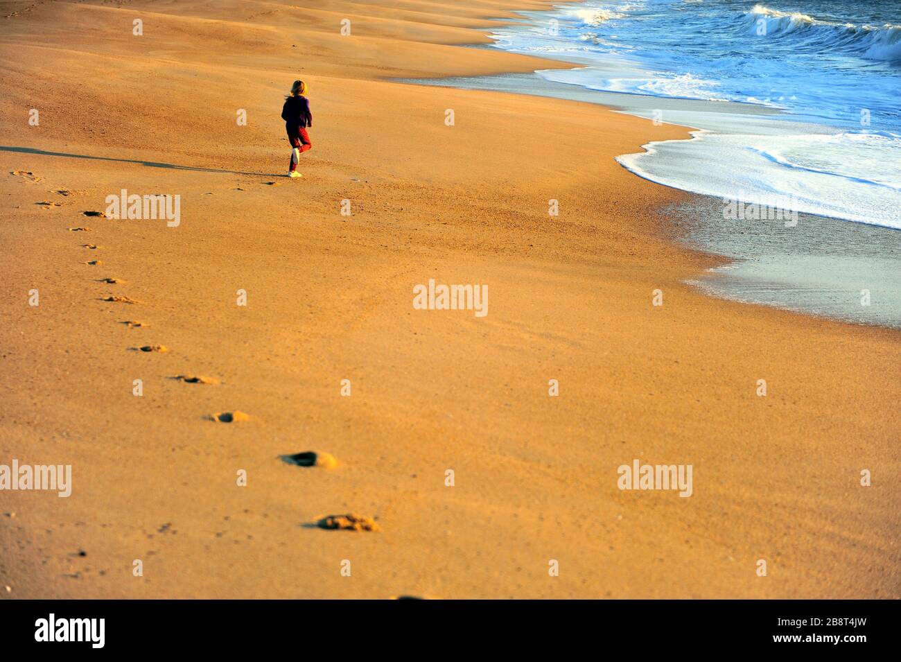 Schöner Blick auf den Strand mit fließendem Jungen, portugal Stockfoto