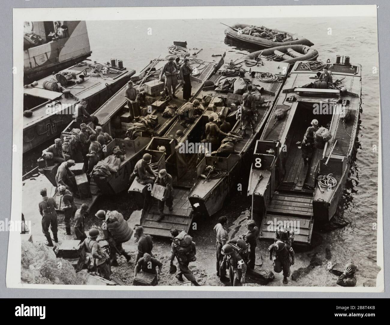Deutsche entlassende Gefangene LCA (Landing Craft Assault) Kanadier auf der Île du Levant; 15.08.1944 Stockfoto