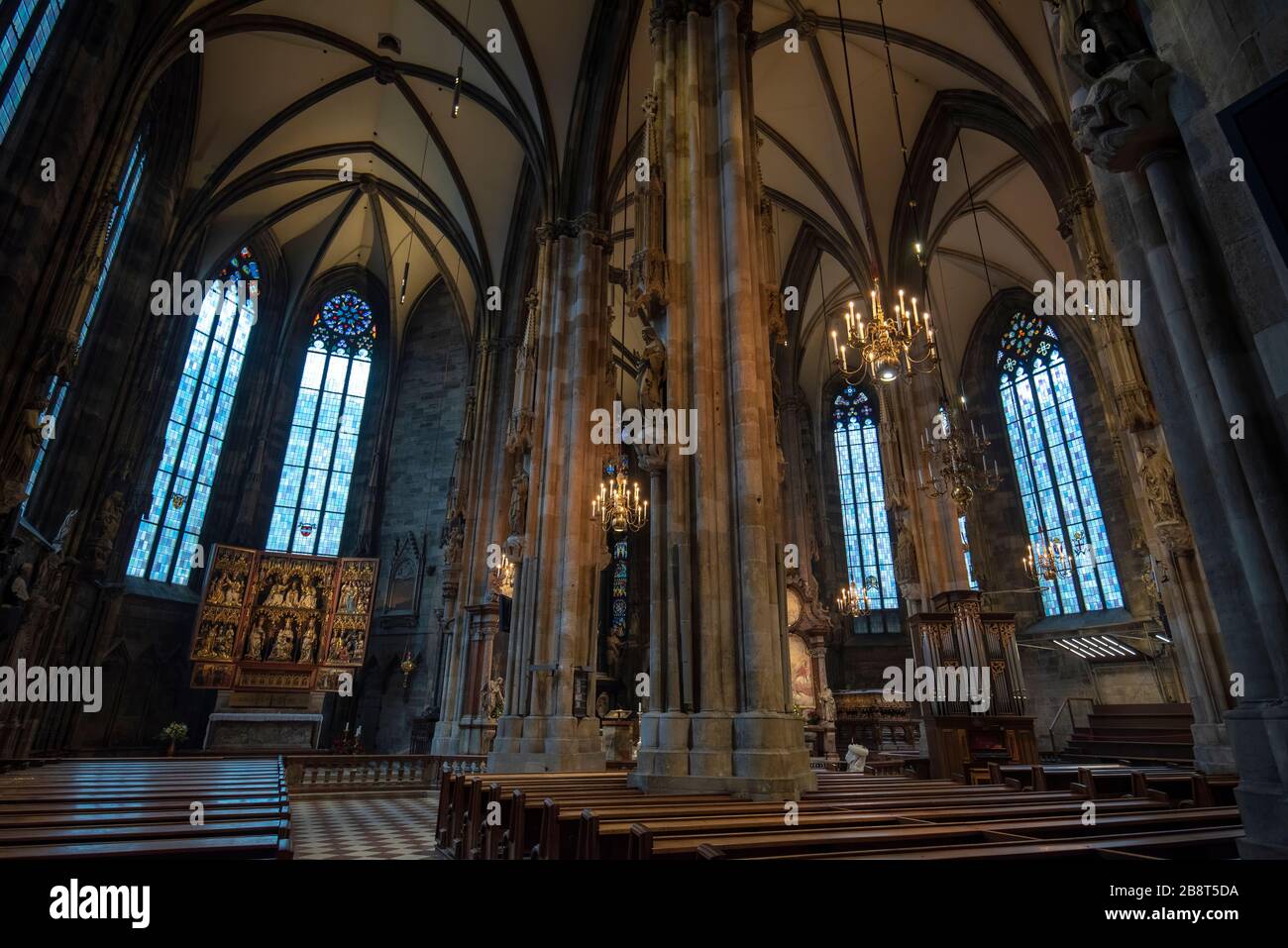 Wien, Österreich. Stephansdom wunderschönes Interieur im Zentrum von Wien. Römisch-katholische Kirche im gotischen Stil. Zum Hotel Stockfoto