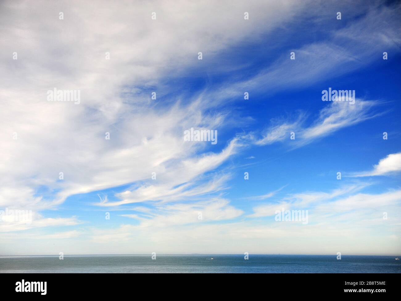 Schöner bewölkter Himmel mit tiefblauem Meer, Portugal Stockfoto