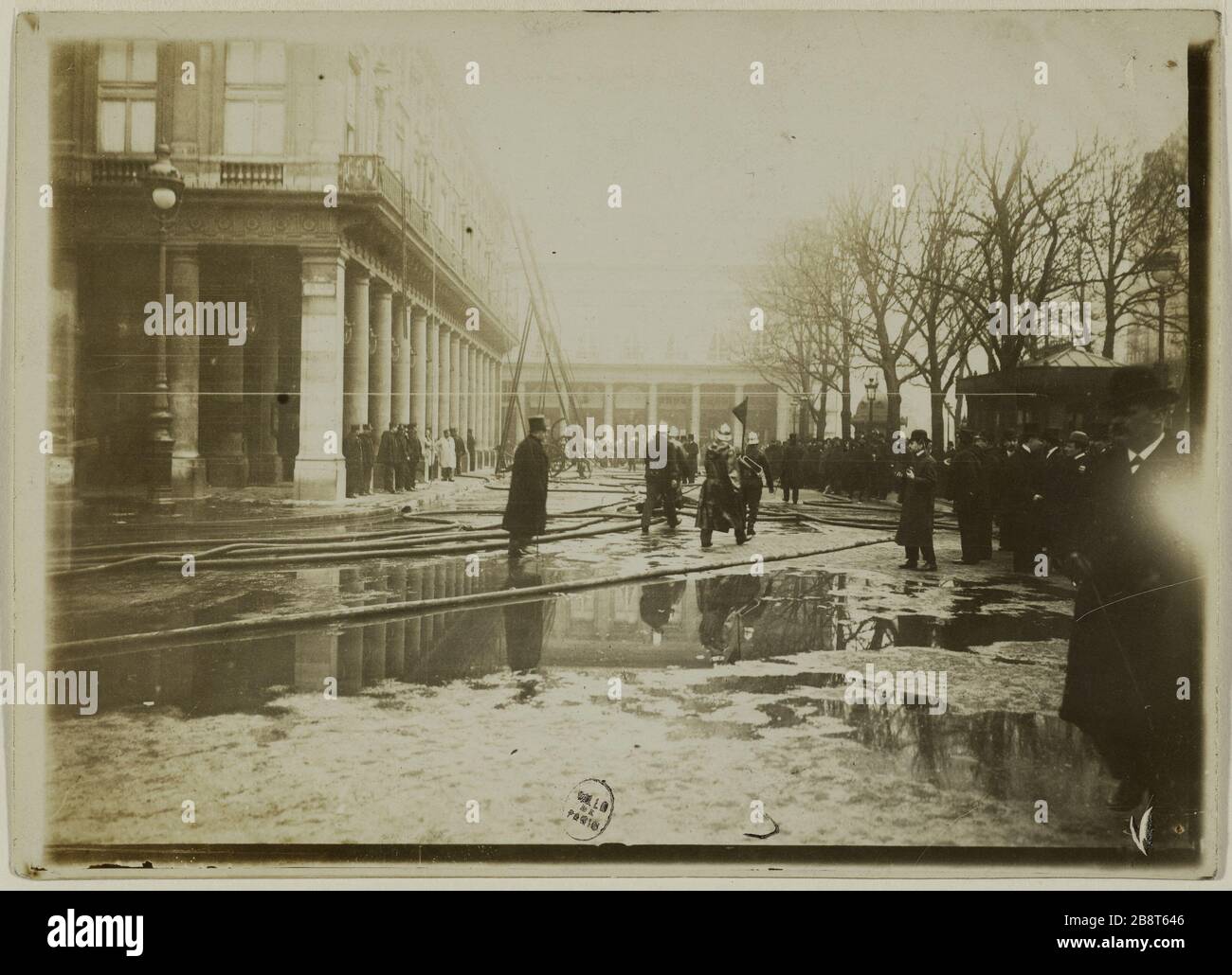 BRAND DER FRANZÖSISCHEN KOMÖDIE 9 MARS 1900 PLATZ DES FRANZÖSISCHEN THEATERS, 1. Bezirk, PARIS Incendie de la Comédie-Française le 9 mars 1900, Place du Théâtre Français. Paris (Ier arr.), 1900. Photographie anonyme. Paris, musée Carnavalet. Stockfoto