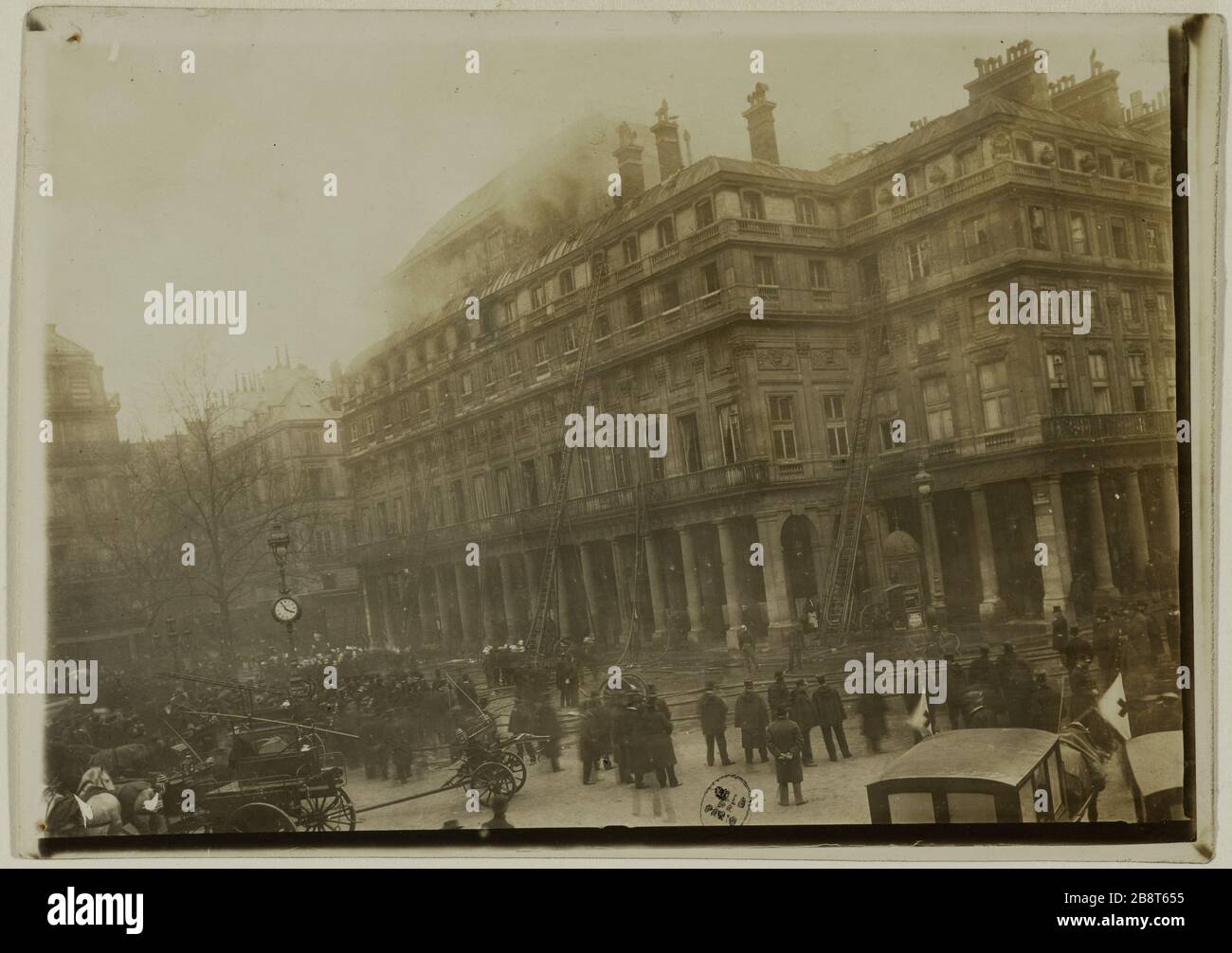 BRAND DER FRANZÖSISCHEN KOMÖDIE 9 MARS 1900 PLATZ DES FRANZÖSISCHEN THEATERS, 1. Bezirk, PARIS Incendie de la Comédie-Française le 9 mars 1900, Place du Théâtre Français. Paris (Ier arr.), 1900. Photographie anonyme. Paris, musée Carnavalet. Stockfoto