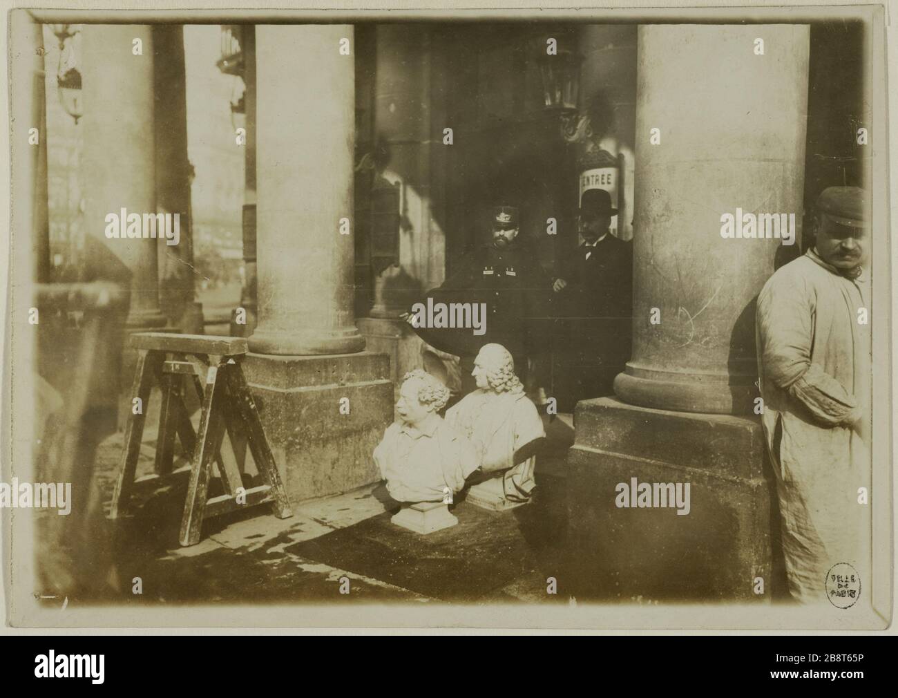 BRAND DER FRANZÖSISCHEN KOMÖDIE 9 MARS 1900 PLATZ DES FRANZÖSISCHEN THEATERS, 1. Bezirk, PARIS Incendie de la Comédie-Française le 9 mars 1900, Place du Théâtre Français. Paris (Ier arr.), 1900. Photographie anonyme. Paris, musée Carnavalet. Stockfoto