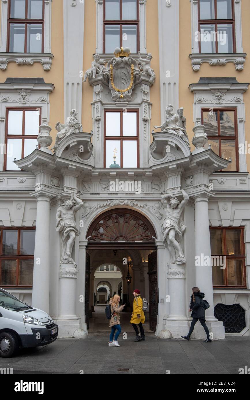Fassade des Barockpalastes Palais Kinsky oder Palais Daun-Kinsky, ein historisches Gebäude mit barocken Statuen, Skulpturen in Wien, Österreich Stockfoto
