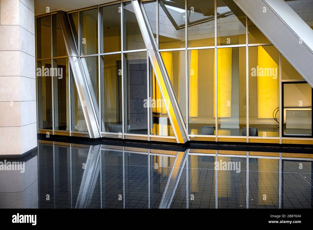 Das Innere des Gebäudes der Louis Vuitton Foundation Stockfoto