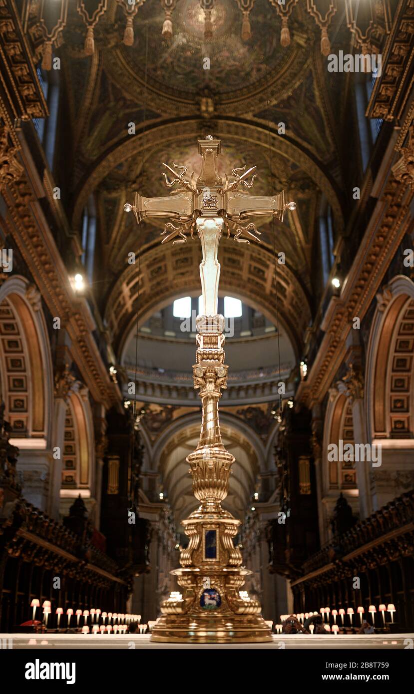 Das hohe Alter und das heilige Kreuz in der St. Pauls Kathedrale in London Stockfoto
