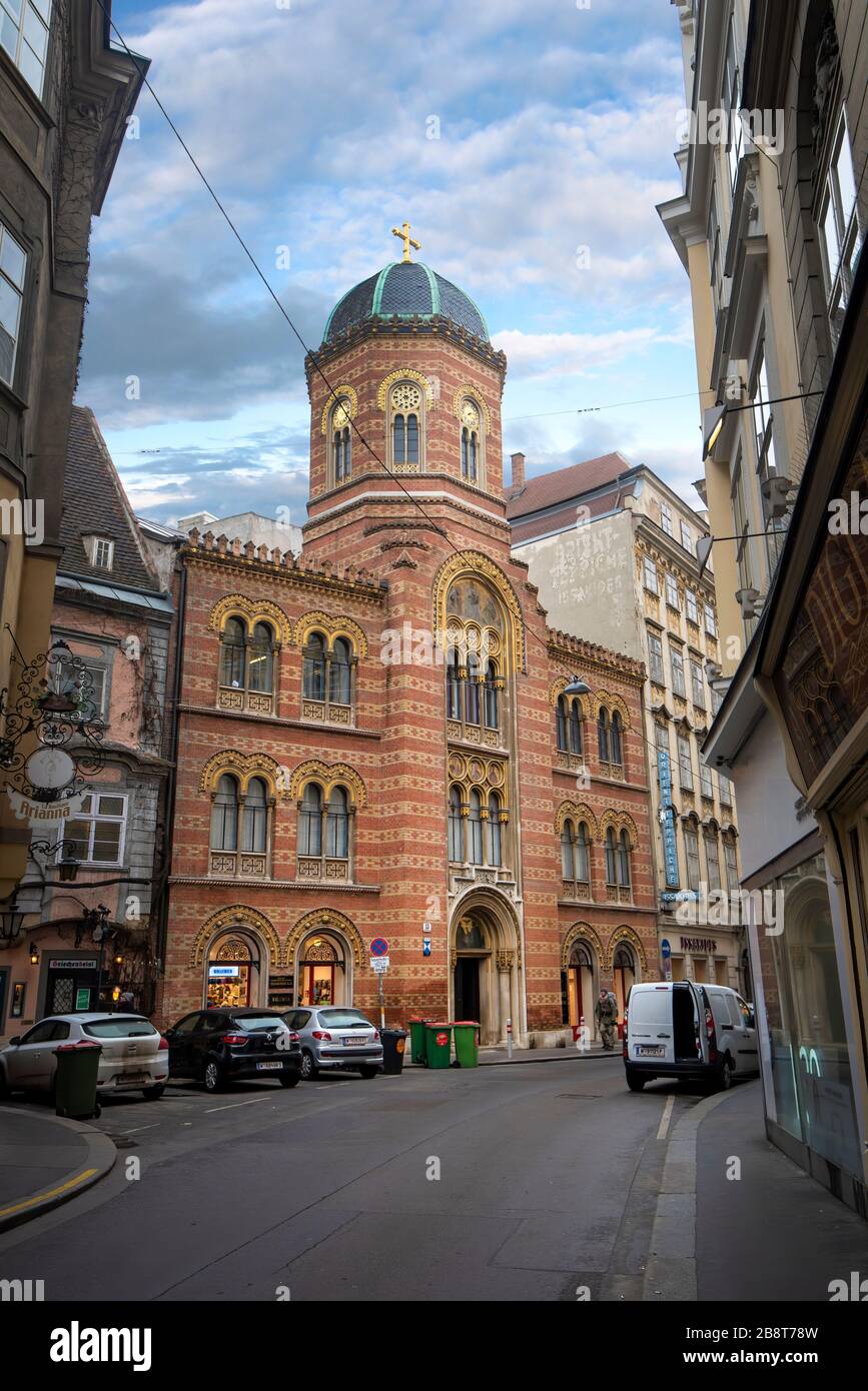 WIEN, ÖSTERREICH. Blick auf die griechisch-orthodoxe Kirche der Heiligen Dreifaltigkeit. Stockfoto WIEN, ÖSTERREICH. Blick auf die griechisch-orthodoxe Kirche der Heiligen Dreifaltigkeit. Stockfoto