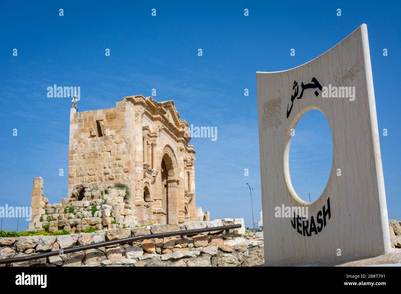 Gerasa, Jerash, Jordanien, März 2020: Eingang der historischen römischen Ruinen von Gerasa in Jerash, Jordanien, mit dem Hadriansbogen im Hintergroun Stockfoto